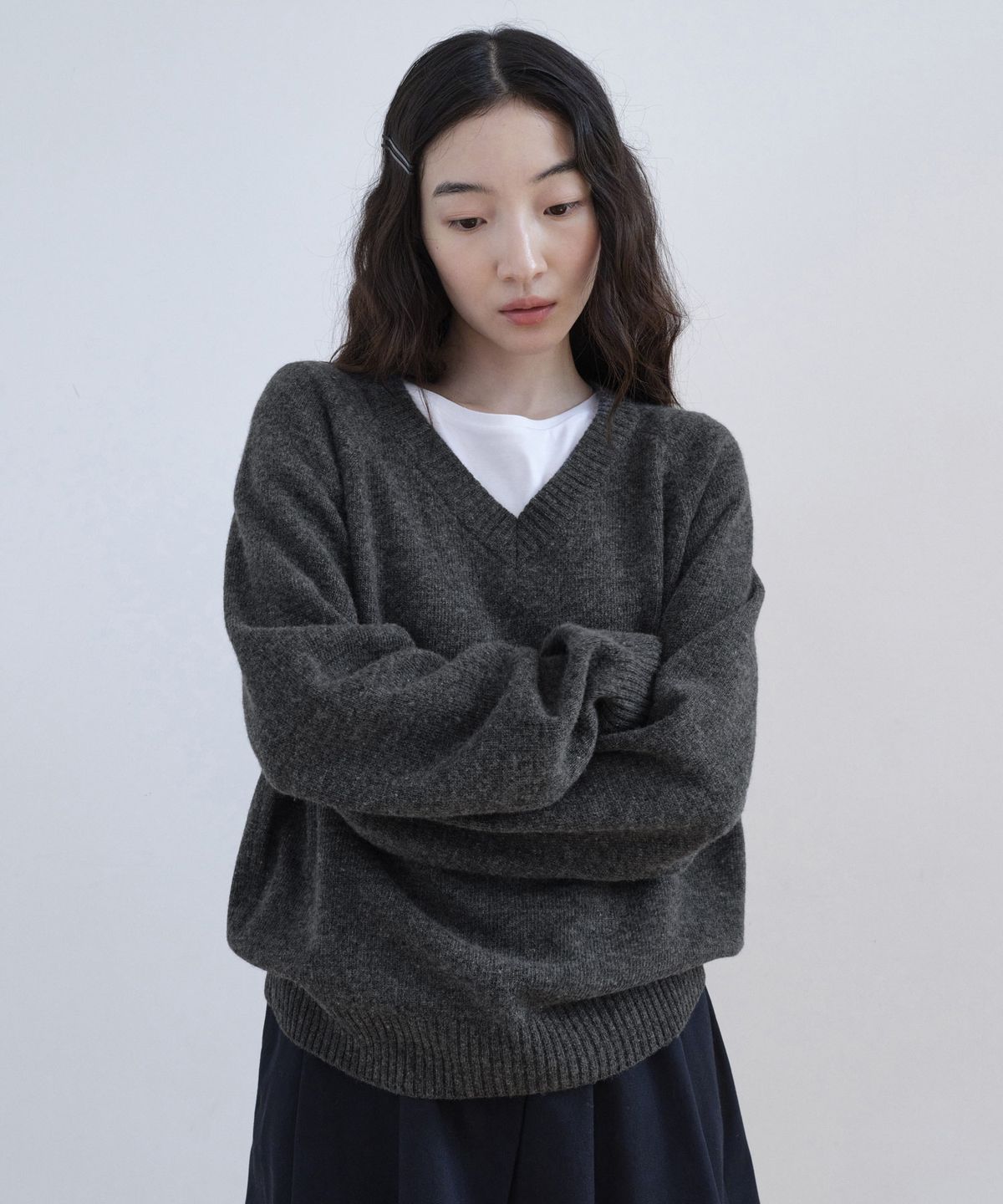 스텝어라운드(STEP AROUND) Cashmere reglan v neck knit_CHARCOAL