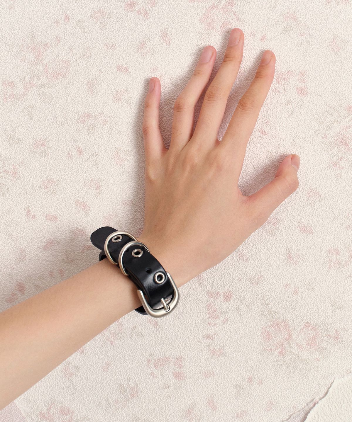 썬번프로젝트(SUNBURNPROJECT) COW LEATHER EYELET BRACELET, BLACK