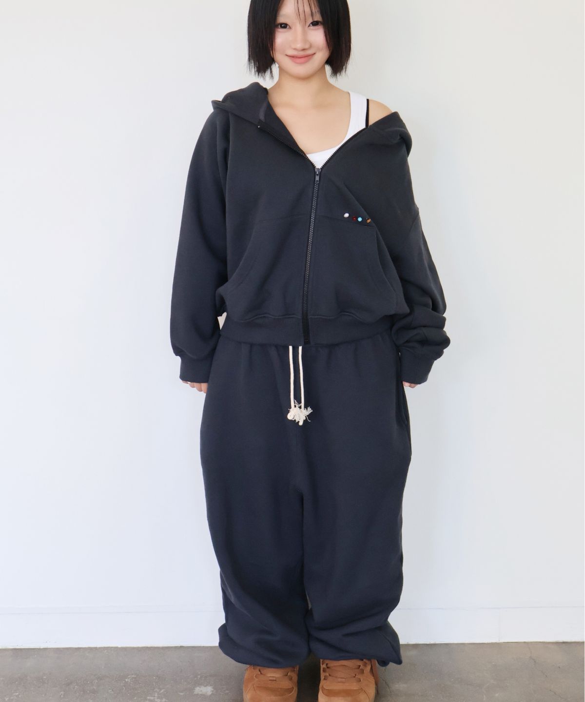 키코지(KIKOZY) Macaroon Sweat Pants_Chacoal