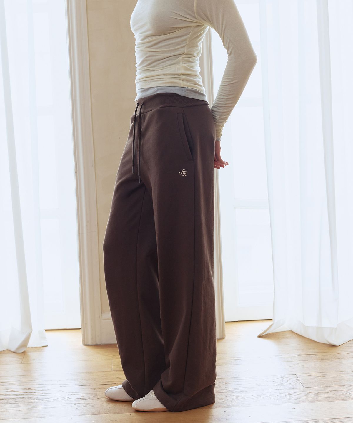 애프터아워즈(AFTERHOURS) LOGO EMBROIDERED SWEAT PANTS (BROWN)