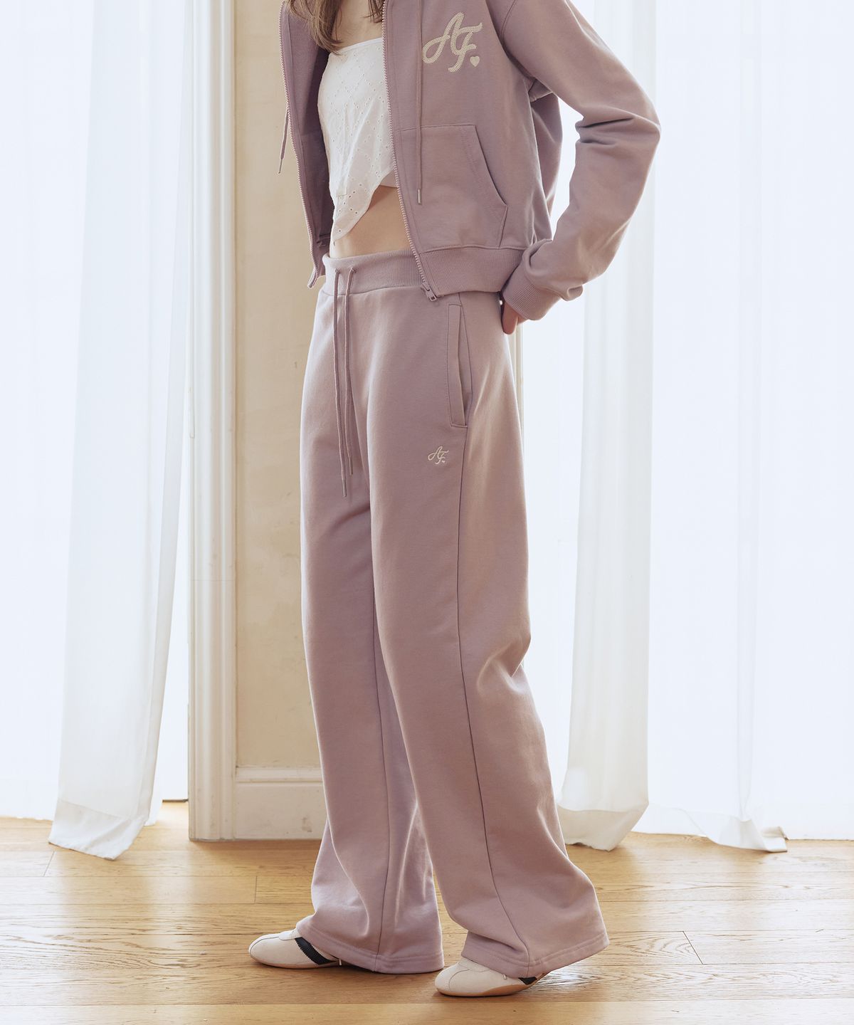 애프터아워즈(AFTERHOURS) LOGO EMBROIDERED SWEAT PANTS (LIGHT PURPLE)