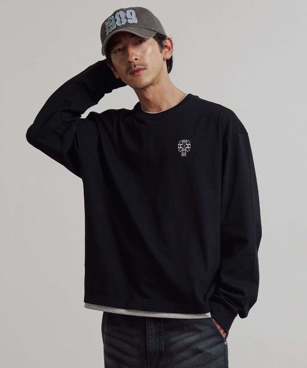 니티드(KNITTED) 레이어드 롱슬리브 자수 티셔츠 BLACK/GREY