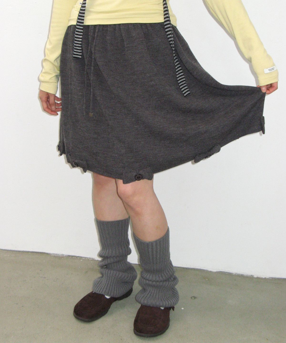 론론(RONRON) BUTTON RIBBON KNIT SKIRT CHARCOAL