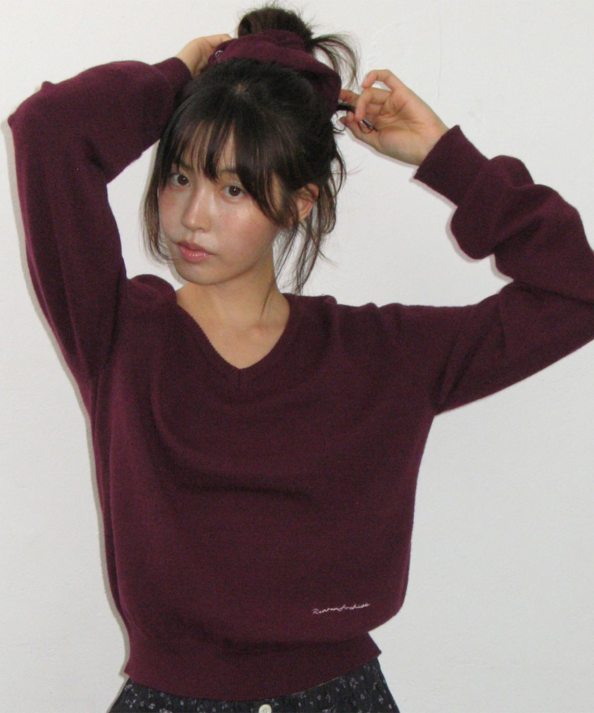 론론(RONRON) SCRUNCHIE SET LETTERING V NECK KNIT PURPLE