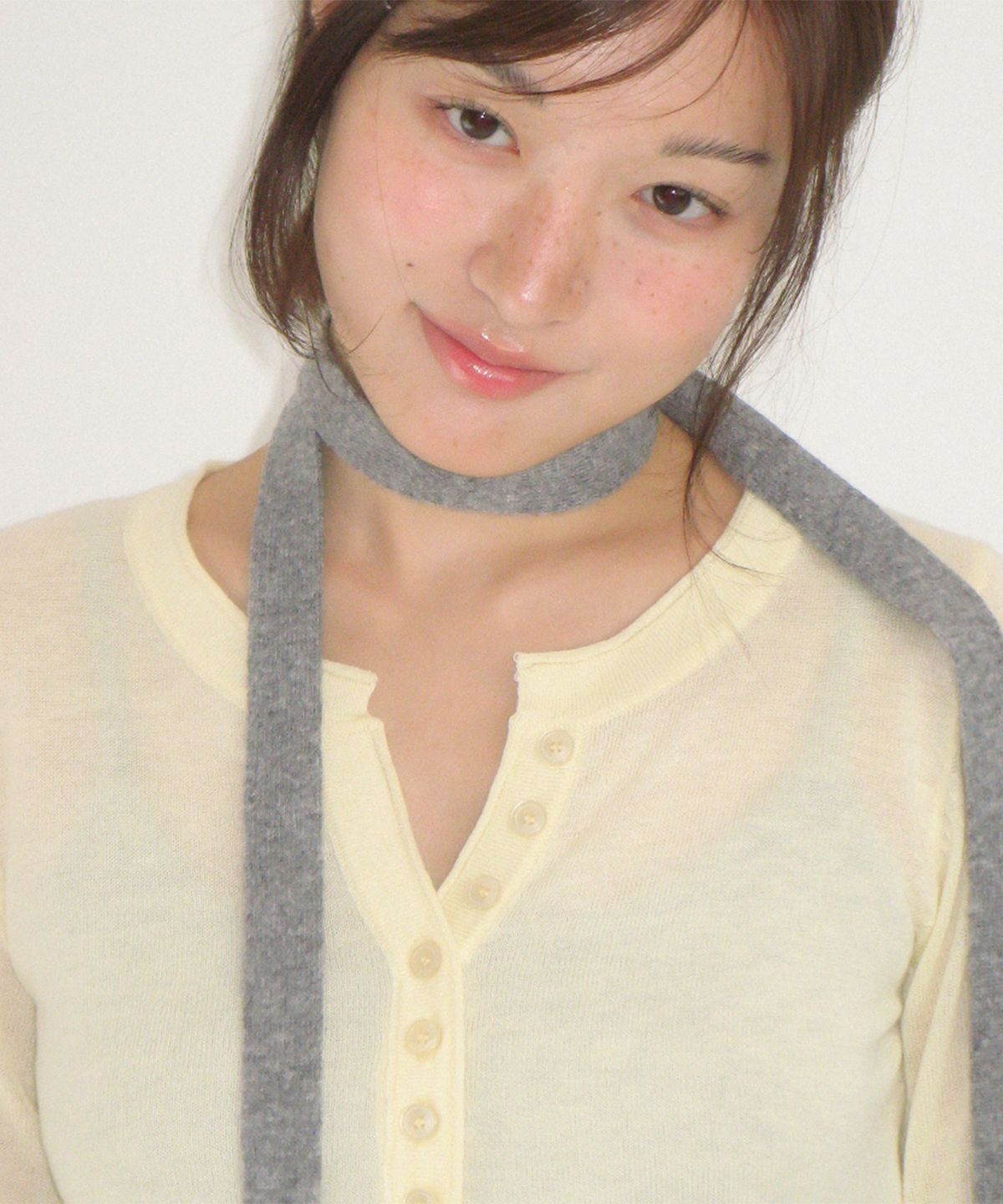 론론(RONRON) SHEER HENLEY NECK KNIT BUTTER
