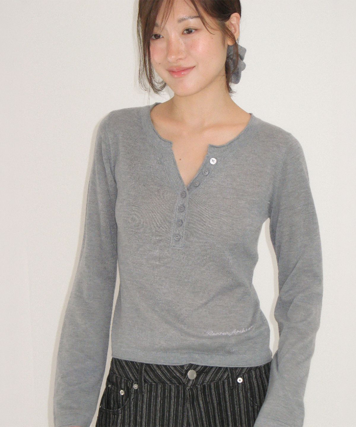 론론(RONRON) SHEER HENLEY NECK KNIT GREY