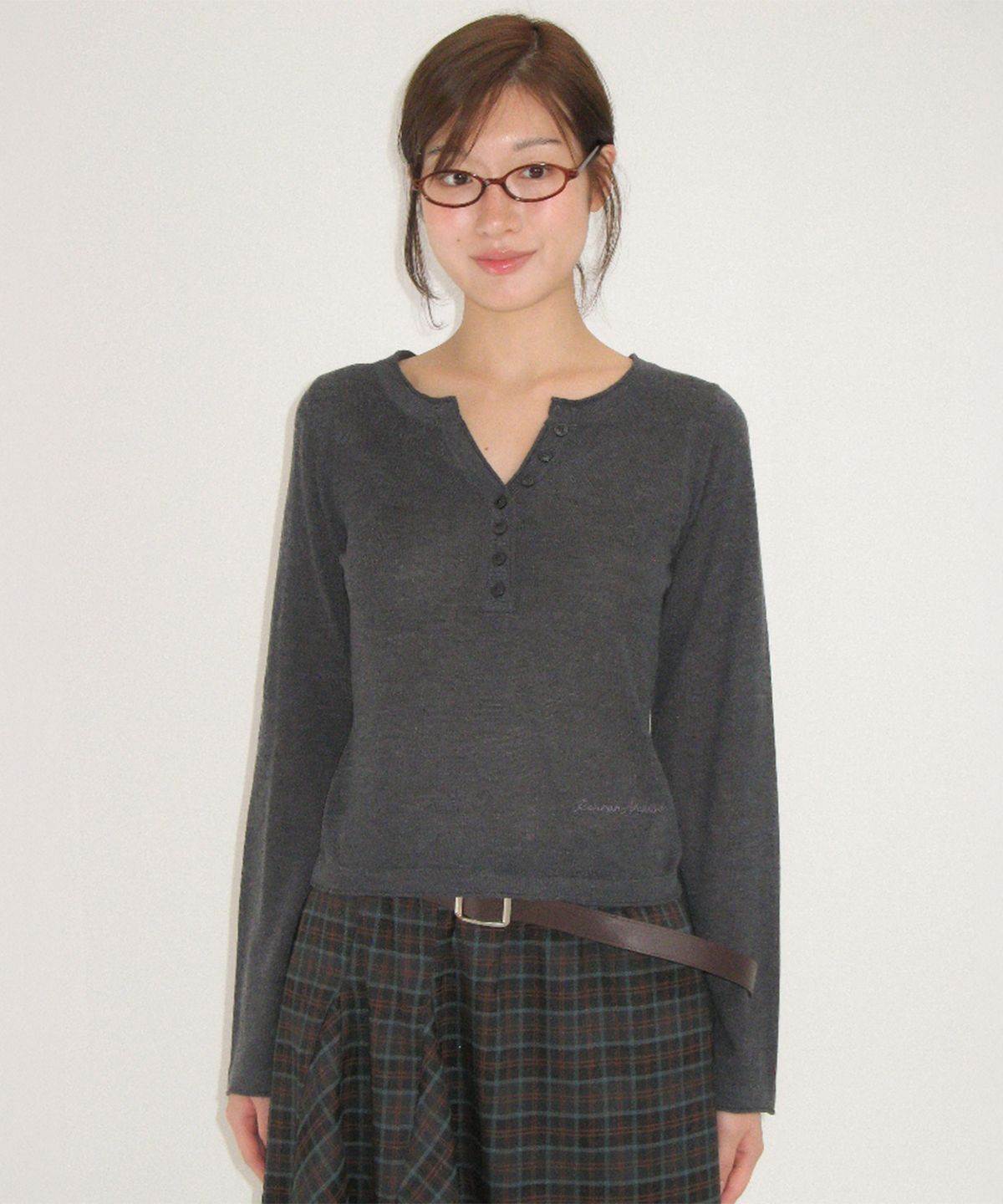 론론(RONRON) SHEER HENLEY NECK KNIT CHARCOAL