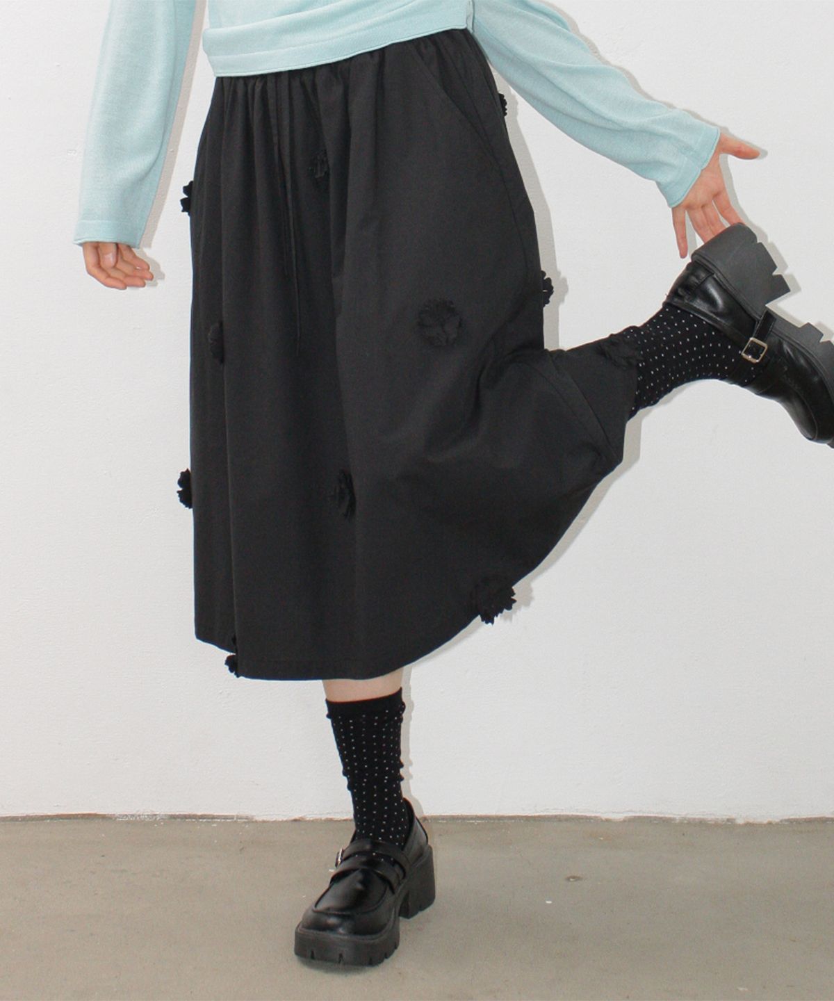 론론(RONRON) MINI FLOWER SKIRT BLACK