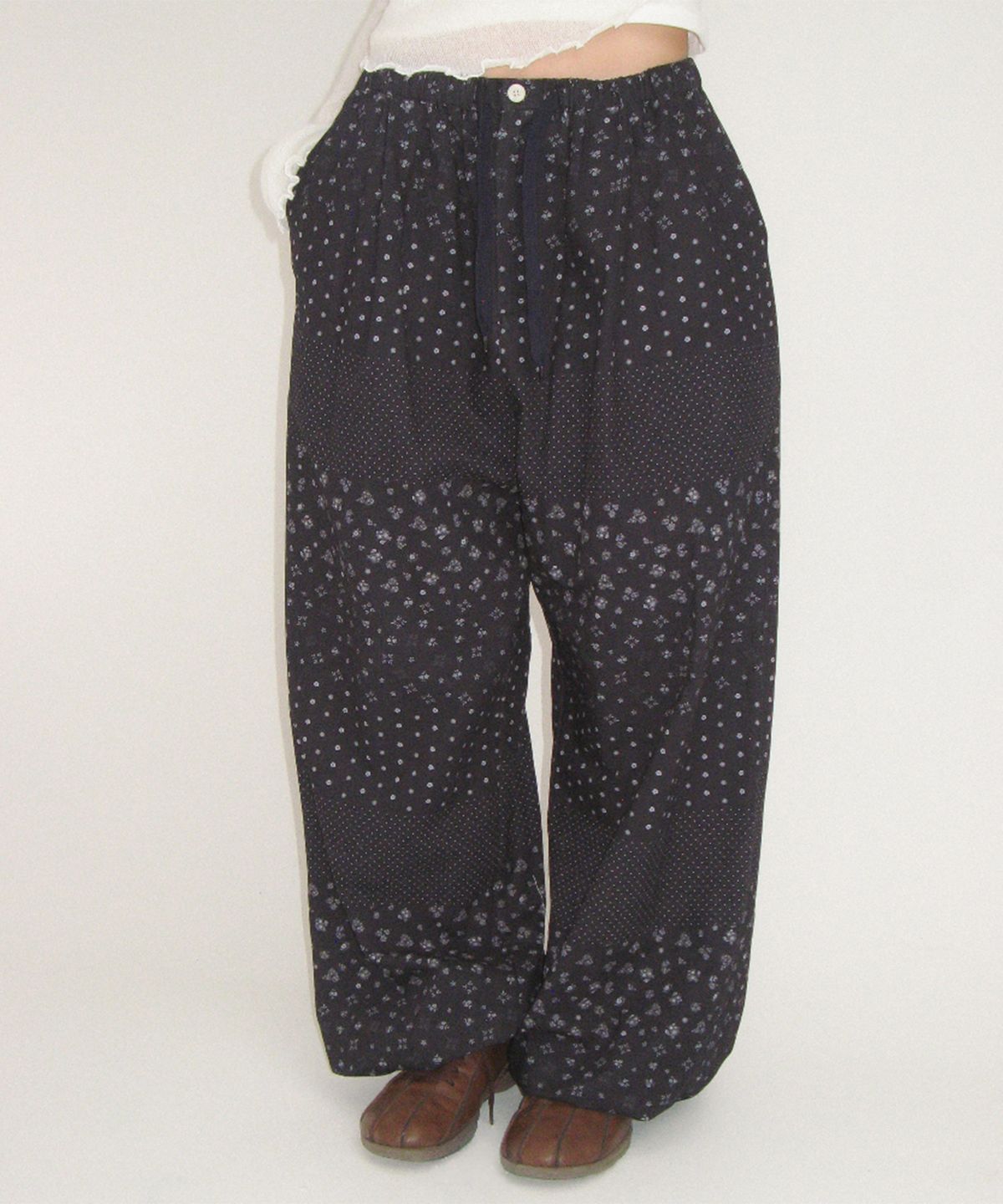 론론(RONRON) FLORAL PATCHWORK PINTUCK PANTS NAVY