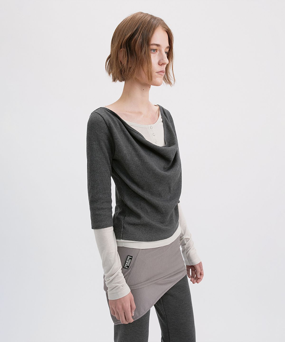 시메트릭 퍼센트(SYMMETRICPERCENT) Cowl Neck Layered TS / Dark Grey