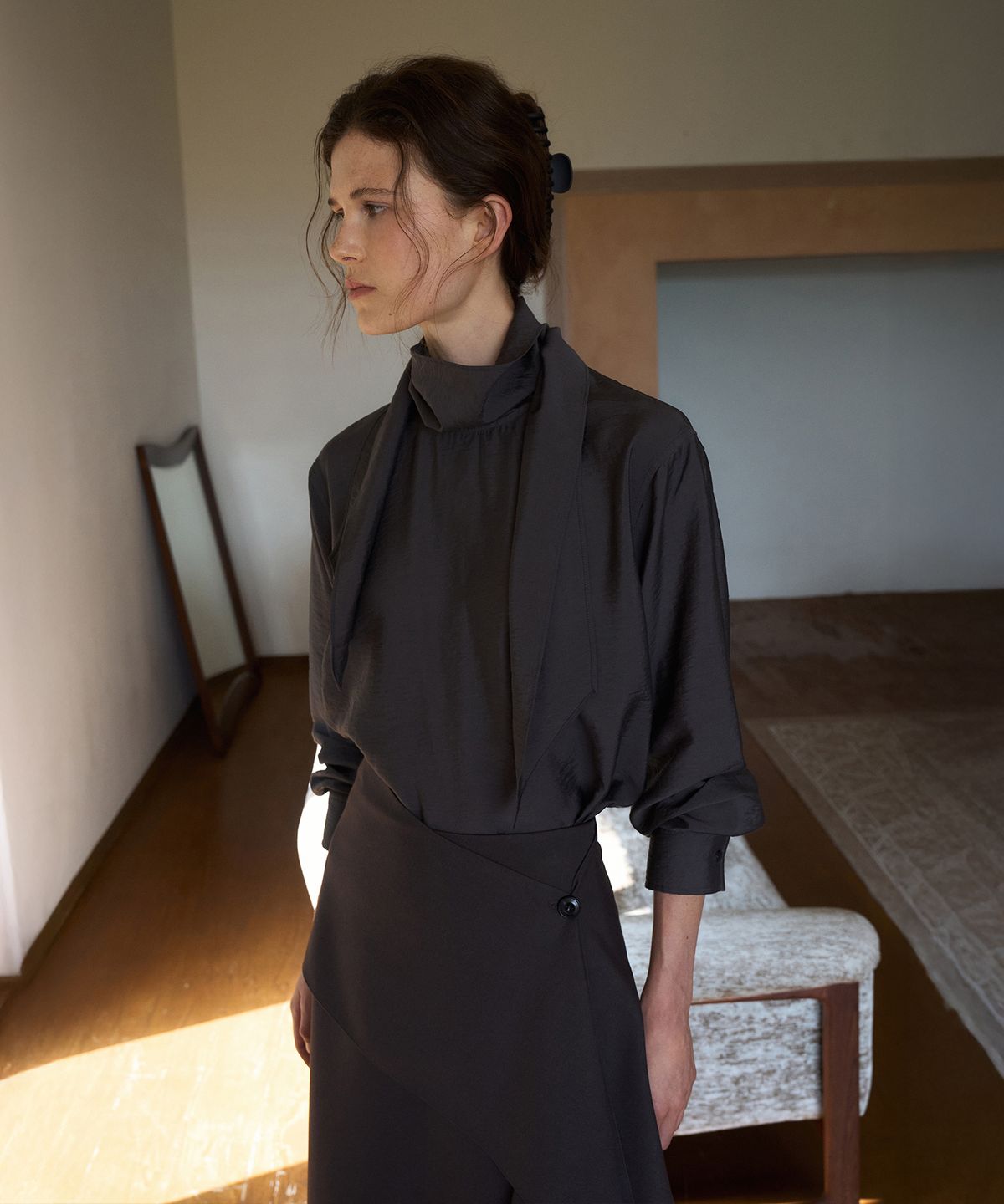 라메레이(LAMEREI) Silk Blend Tie Blouse[LMBFAUSH332]-Smoke Charcoal