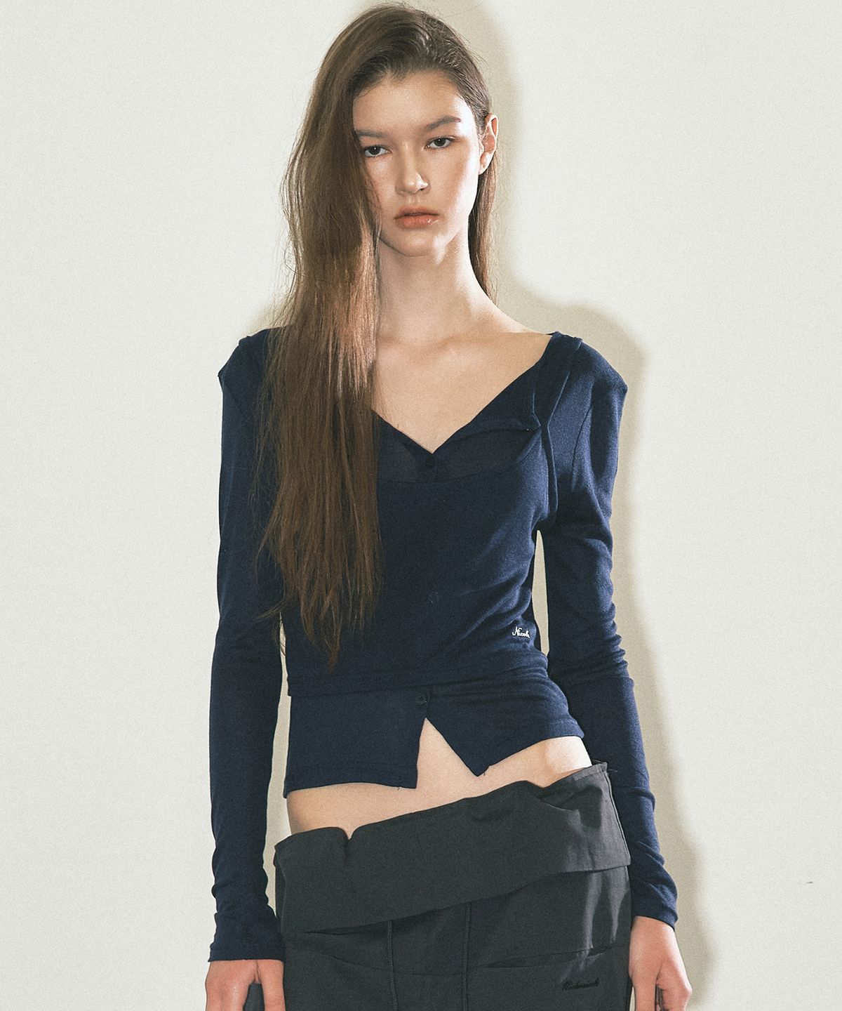 닉앤니콜(NICK&NICOLE) HENLEY NECK LAYERED SLEEVE TOP_NAVY
