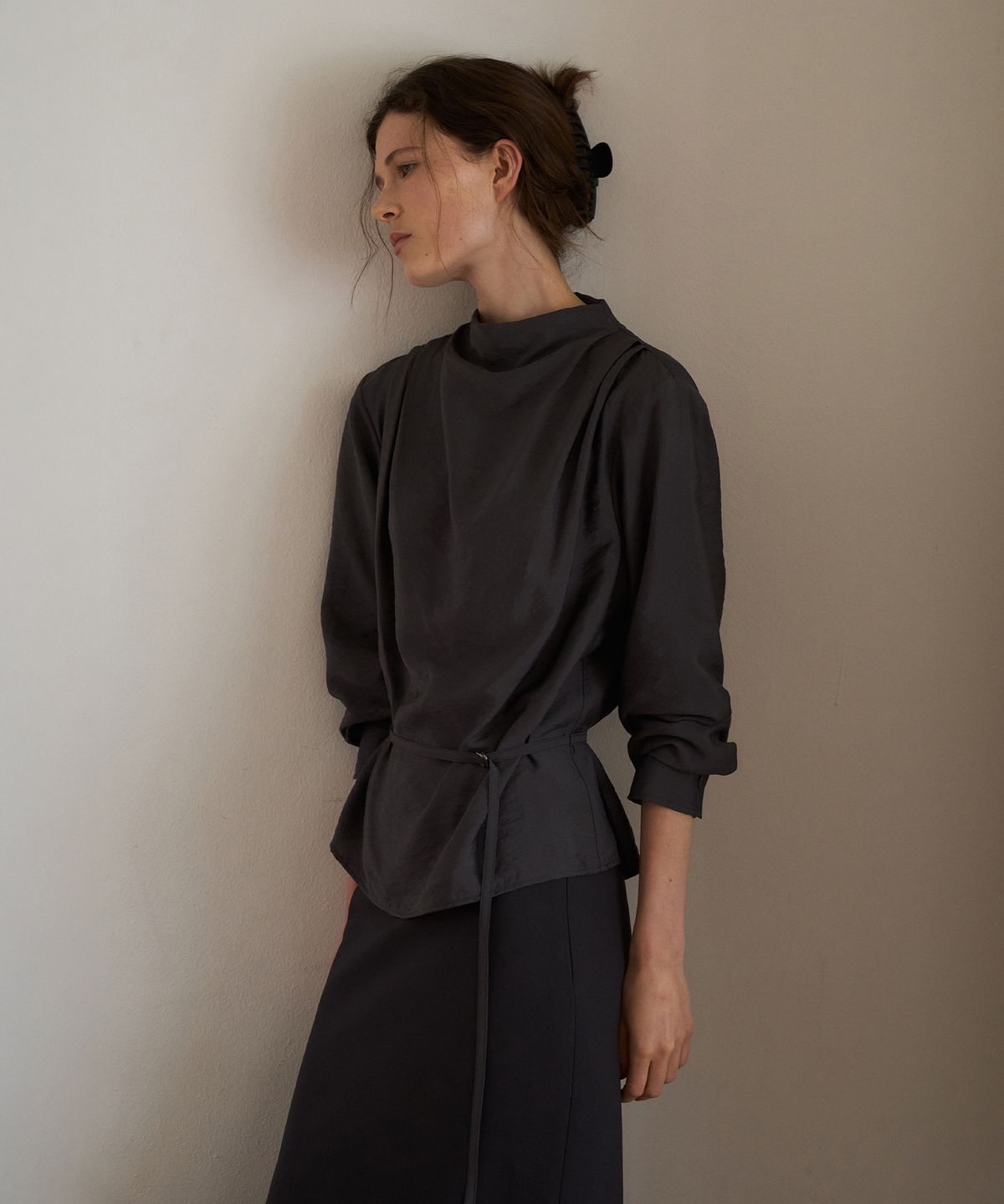 라메레이(LAMEREI) Silk Blend High Neck Drape Blouse[LMBFAUSH333]-Smoke Charcoal