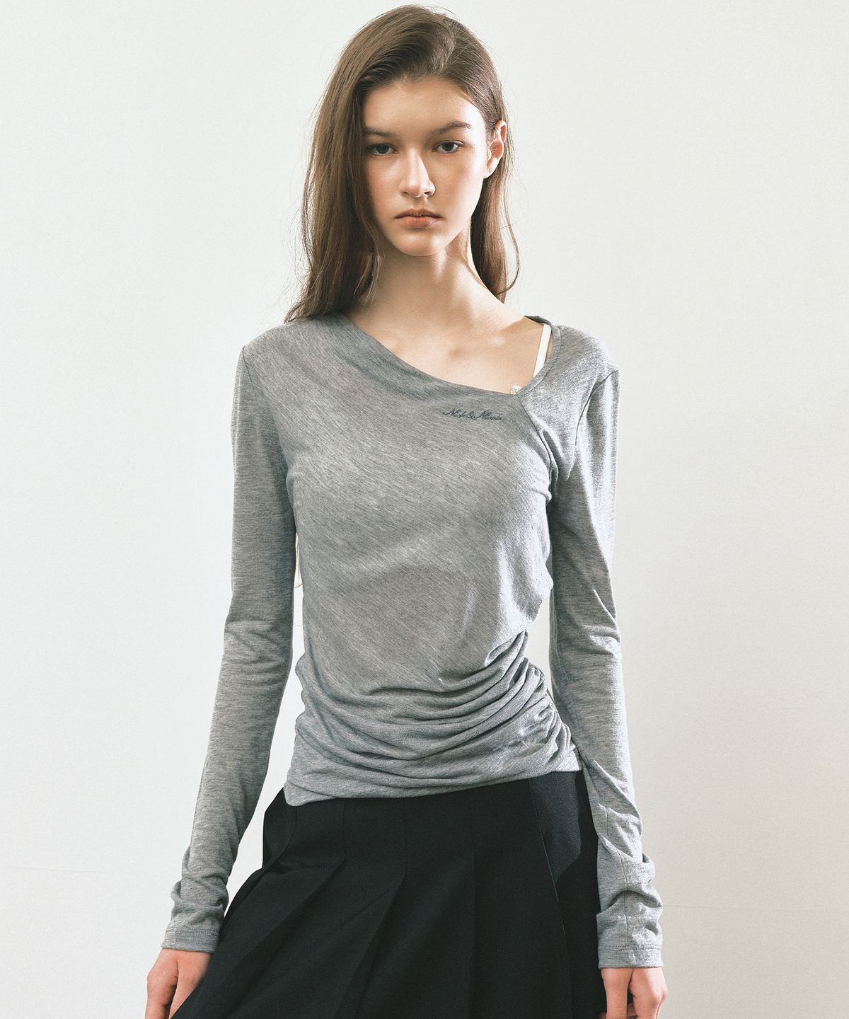 닉앤니콜(NICK&NICOLE) ASYMMETRY DRAPE SHIRRING TOP_CHARCOAL