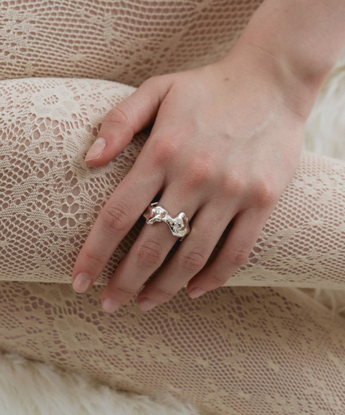 티오유(TOU) ARM012 Raw Pearl Cradling Ring