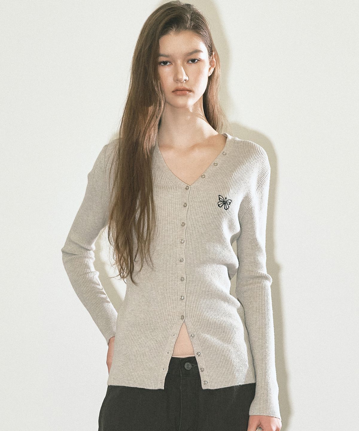 닉앤니콜(NICK&NICOLE) BUTTERFLY BUTTON SLIM KNIT CARDIGAN_SAND GRAY