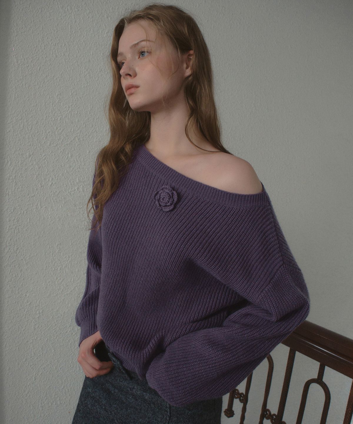 아우어노스텔지아(OURNOSTALGIA) Rosette Off-Shoulder Knit_Grape Plum(OCB6KN03)
