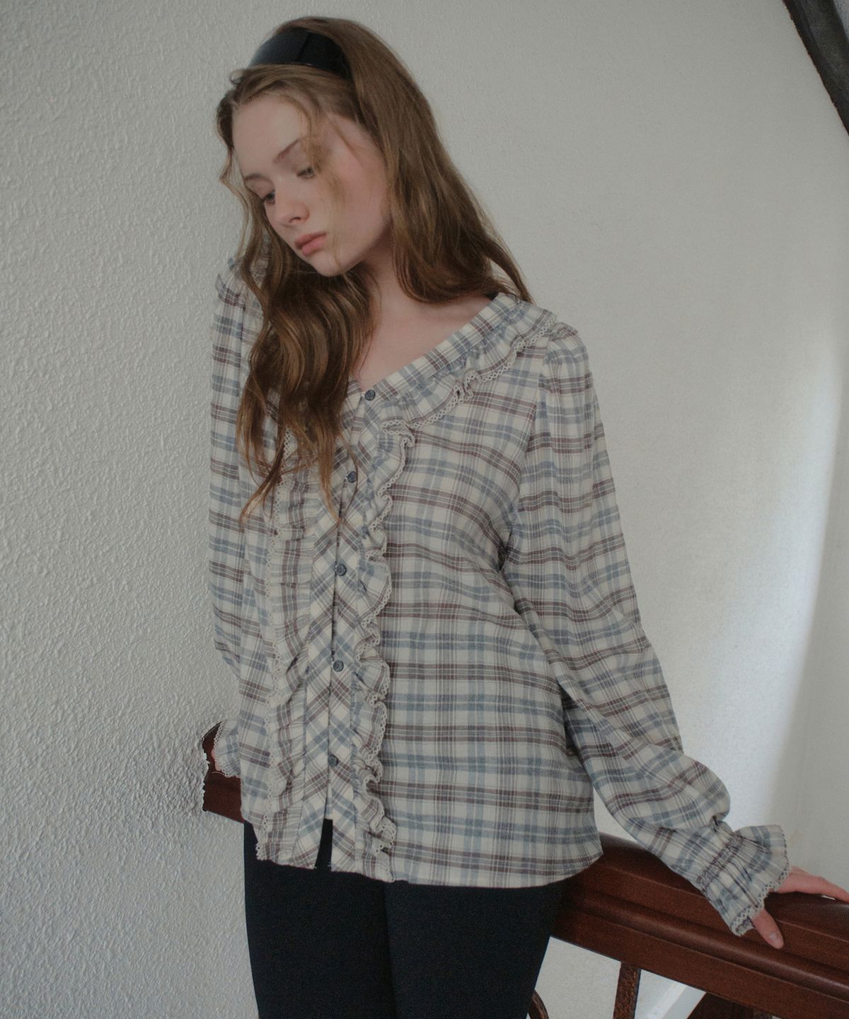 아우어노스텔지아(OURNOSTALGIA) Vintage Check Ruffle Blouse_Ash Gray(OB6BL15)