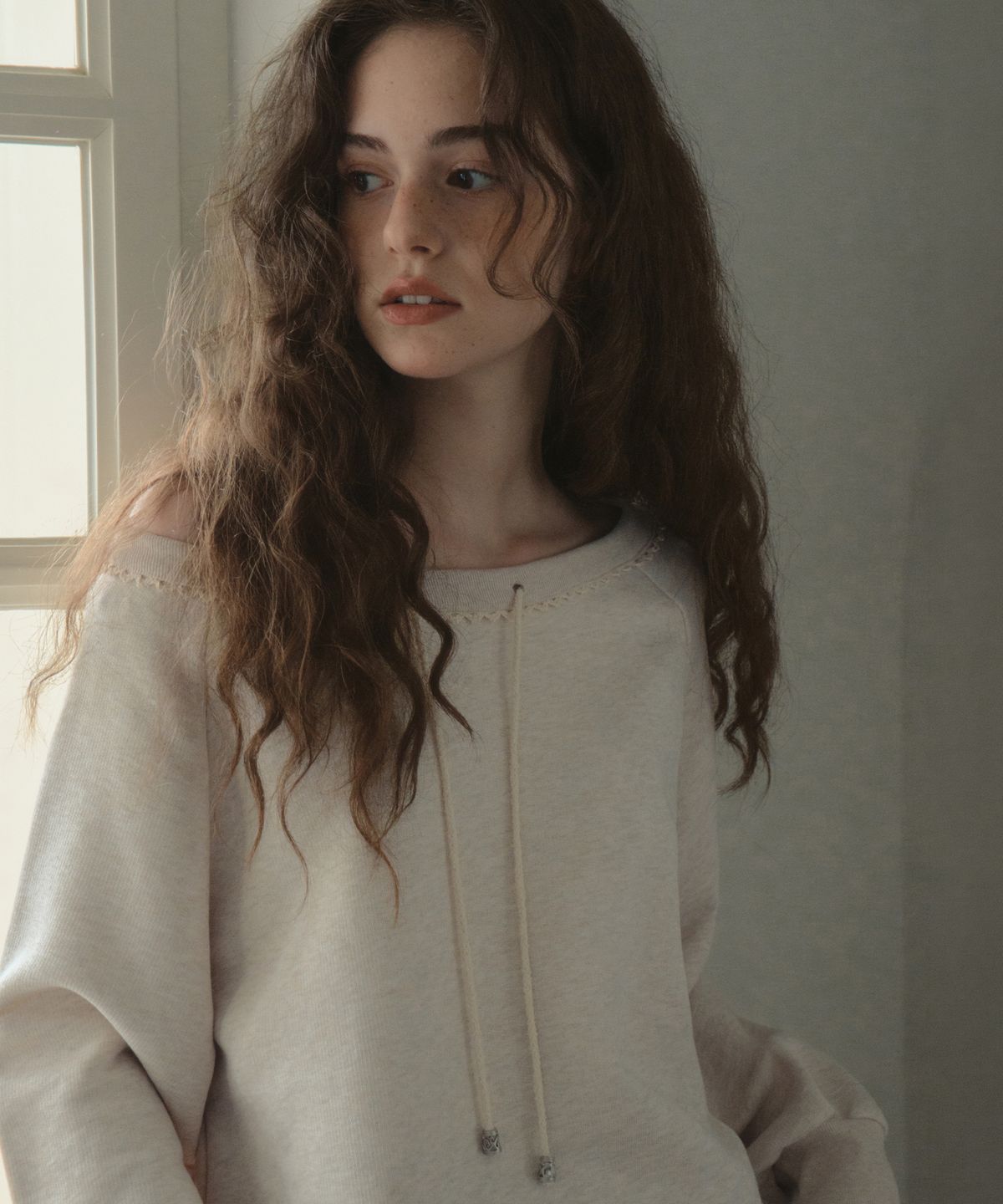 아우어노스텔지아(OURNOSTALGIA) Lace Off-Shoulder Sweatshirt_Oatmeal(OB6TP16)