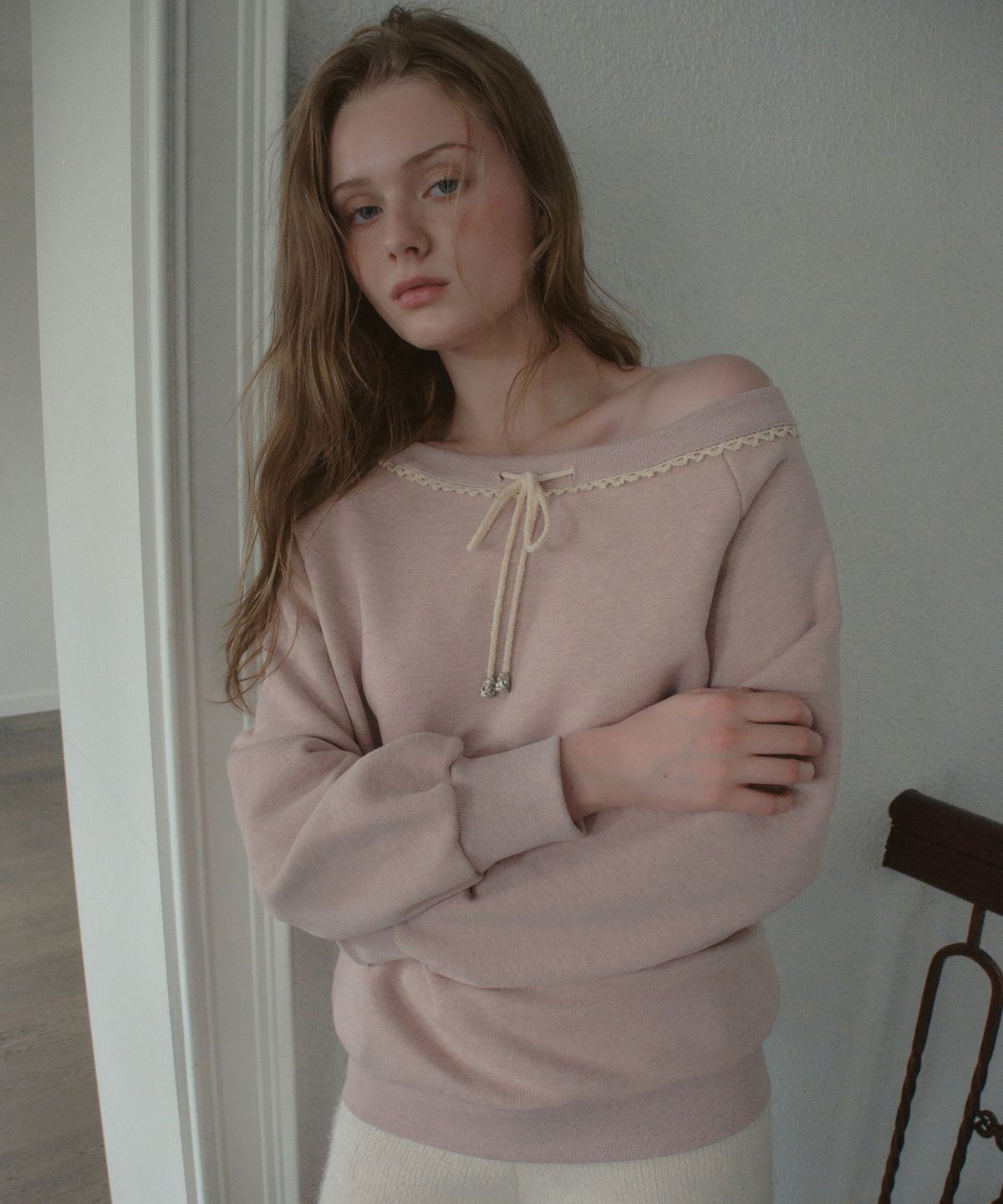 아우어노스텔지아(OURNOSTALGIA) Lace Off-Shoulder Sweatshirt_Pink(OB6TP16)
