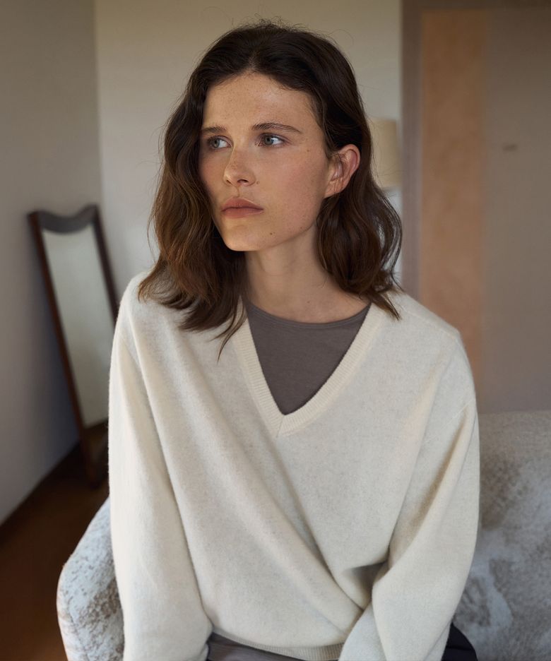Wholegarment Wool 100 V-Neck Knit Top[LMBFAUKN311]-Cream