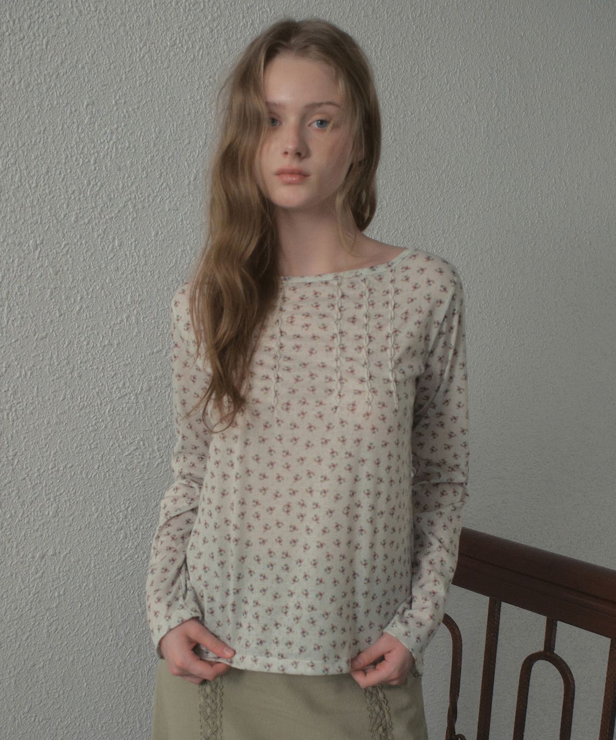 아우어노스텔지아(OURNOSTALGIA) Vine Flower Shirring T-shirt_Cream(OB6TP18)