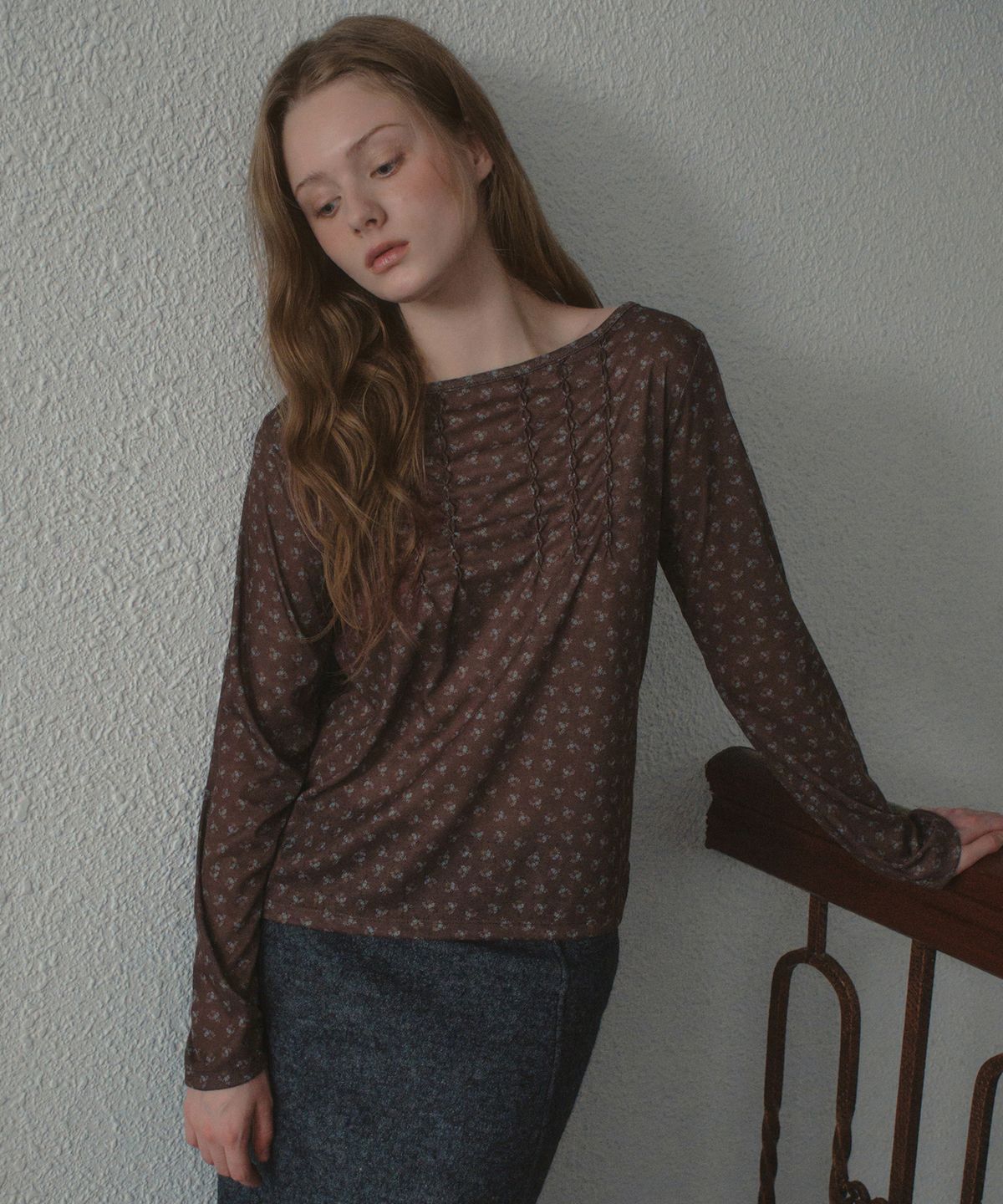 아우어노스텔지아(OURNOSTALGIA) Vine Flower Shirring T-shirt_Brown(OB6TP18)
