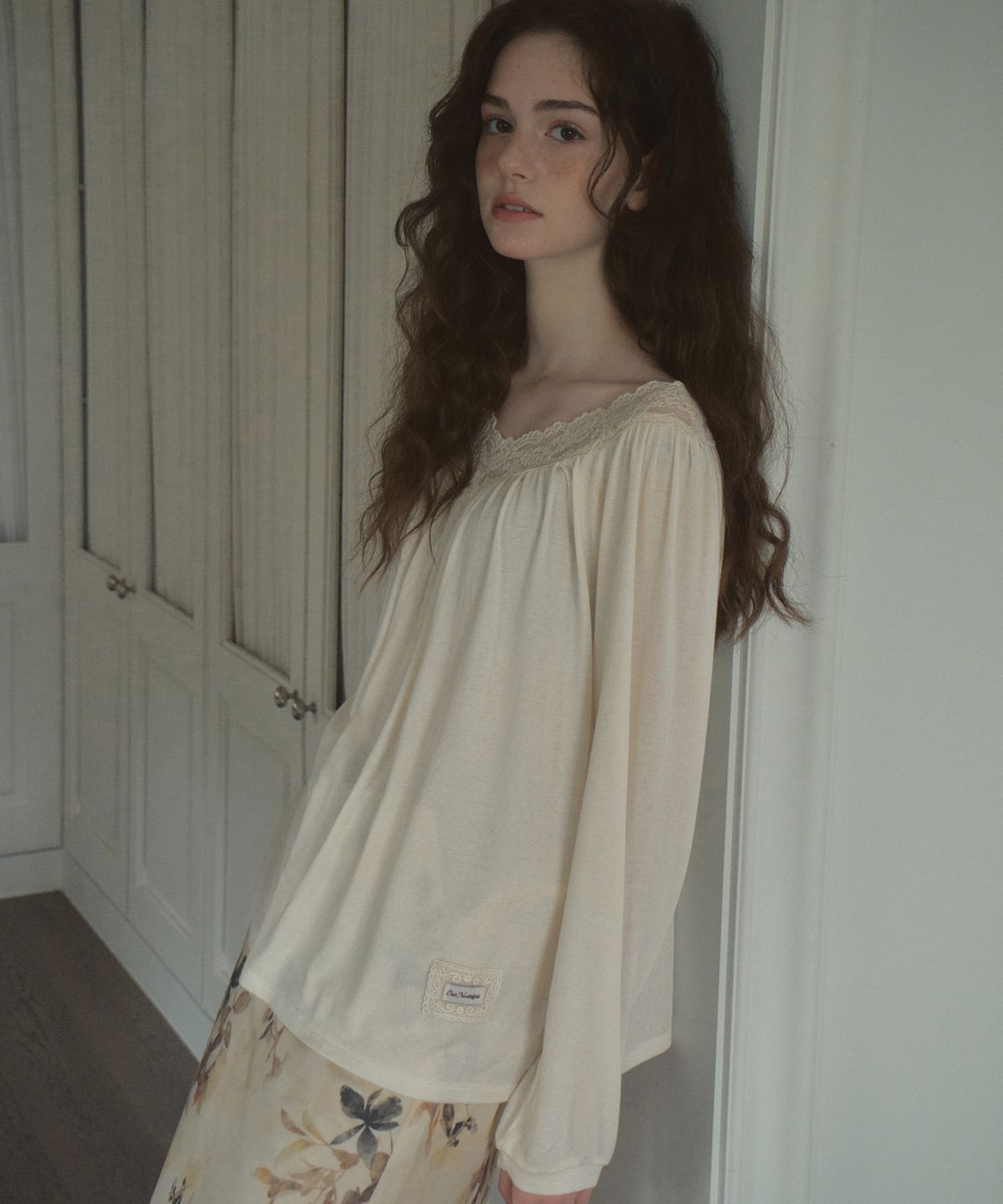 아우어노스텔지아(OURNOSTALGIA) Jolie Lace V-Neck T-shirt_Ivory(OB6TP19)