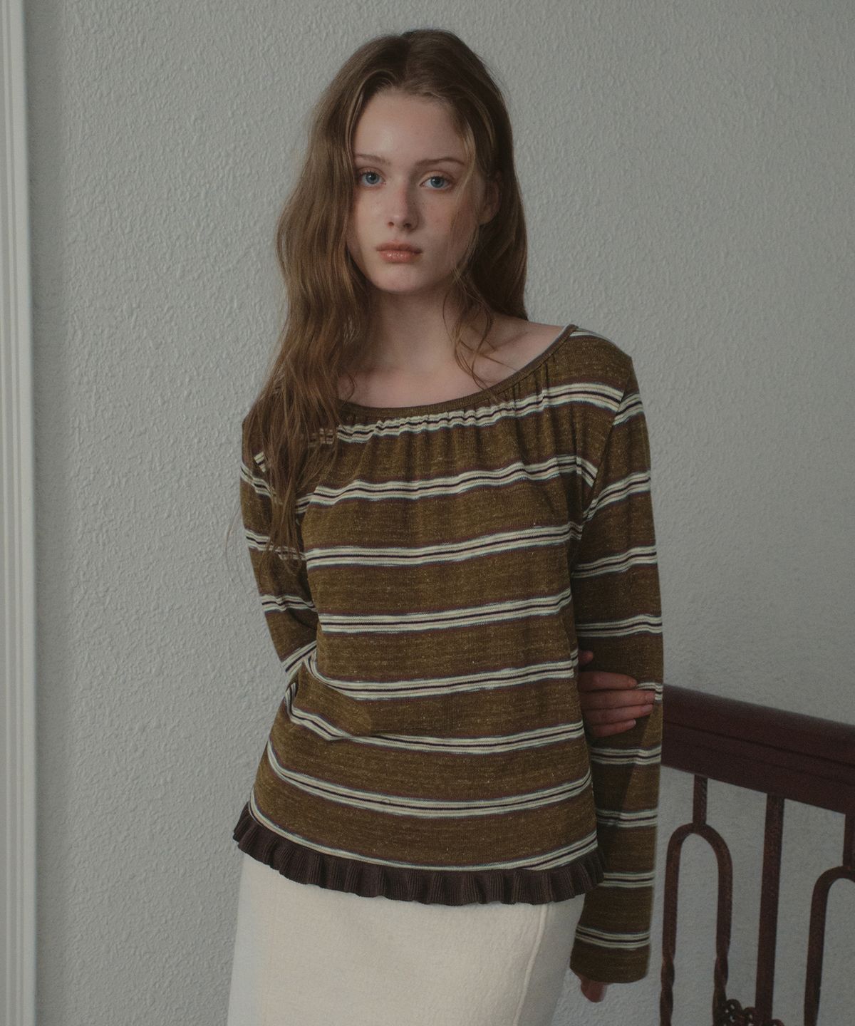 아우어노스텔지아(OURNOSTALGIA) Moss Stripe Shirring T-shirt_Olive(OB6TP17)