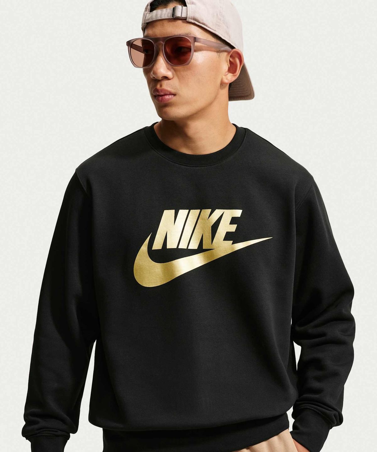 나이키(NIKE) 스포츠웨어 클럽 그래픽 플리스 크루 M - 블랙:메탈릭 골드 / FN3891-011