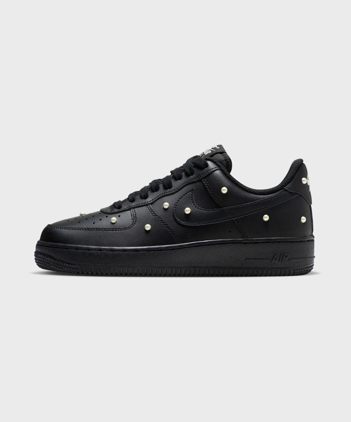 나이키(NIKE) 에어 포스 1 07 SE W - 블랙:메탈릭 서밋 화이트:블랙 / IQ0133-001