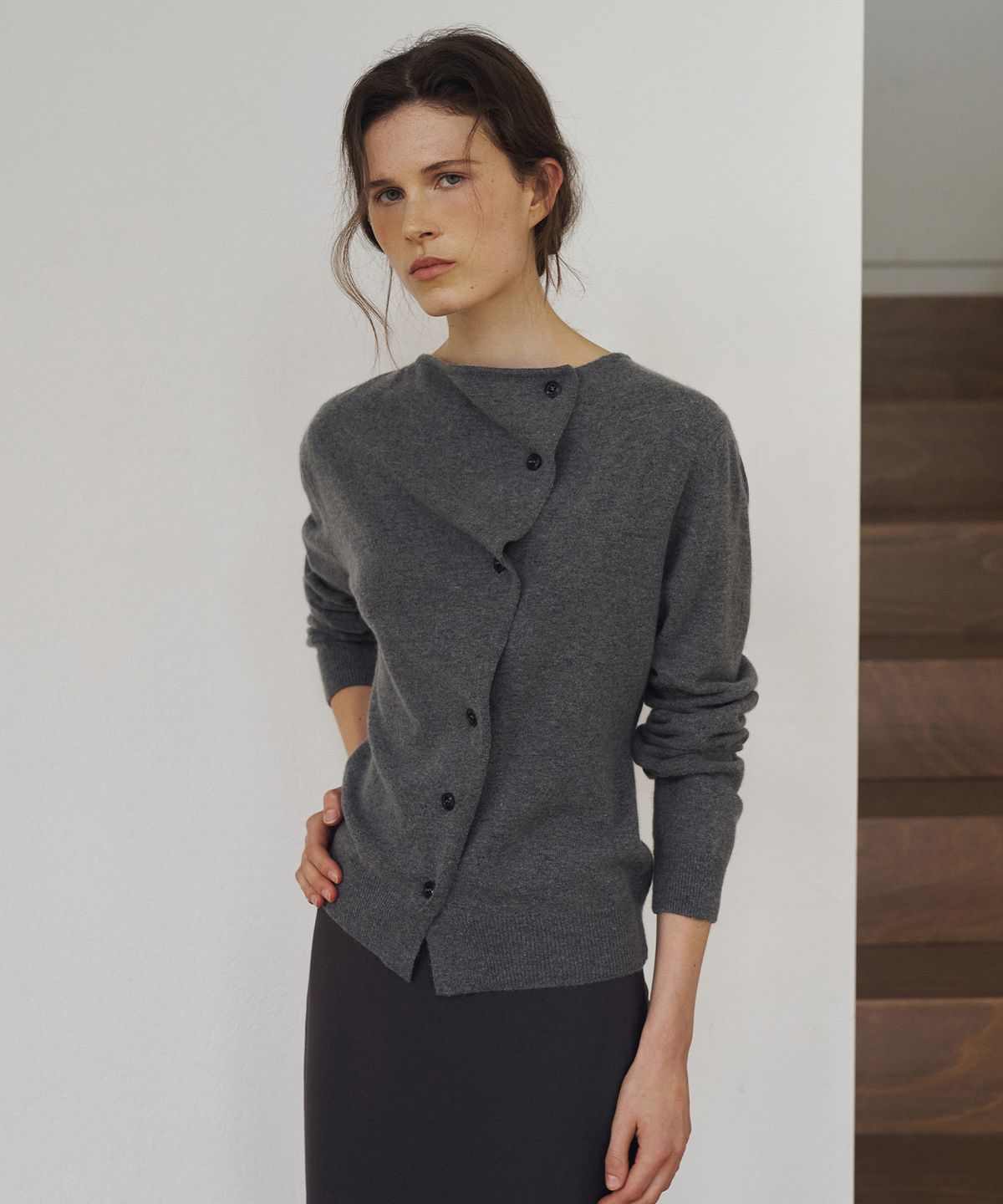라메레이(LAMEREI) Diagonal Button Knit Cardigan[LMBFAUKN313]-Charcoal
