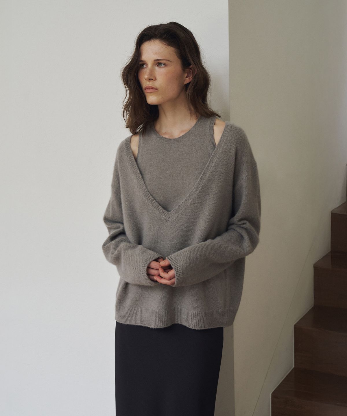 라메레이(LAMEREI) Raccoon Deep V-Neck Knit Top[LMBFAUKN2106]-Stone Taupe