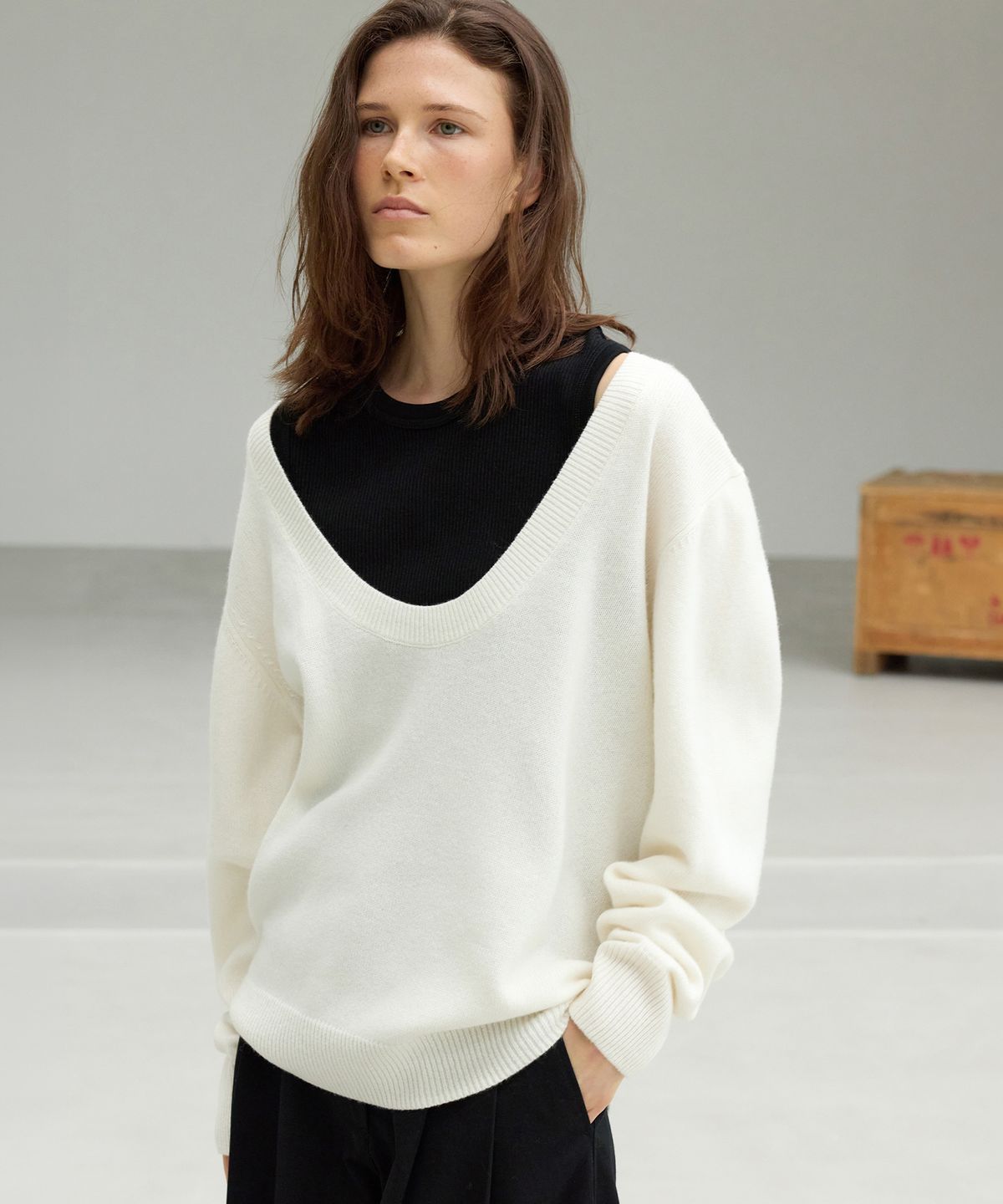 르바(LEVAR) Low U-Neck Wool Knit - Off White