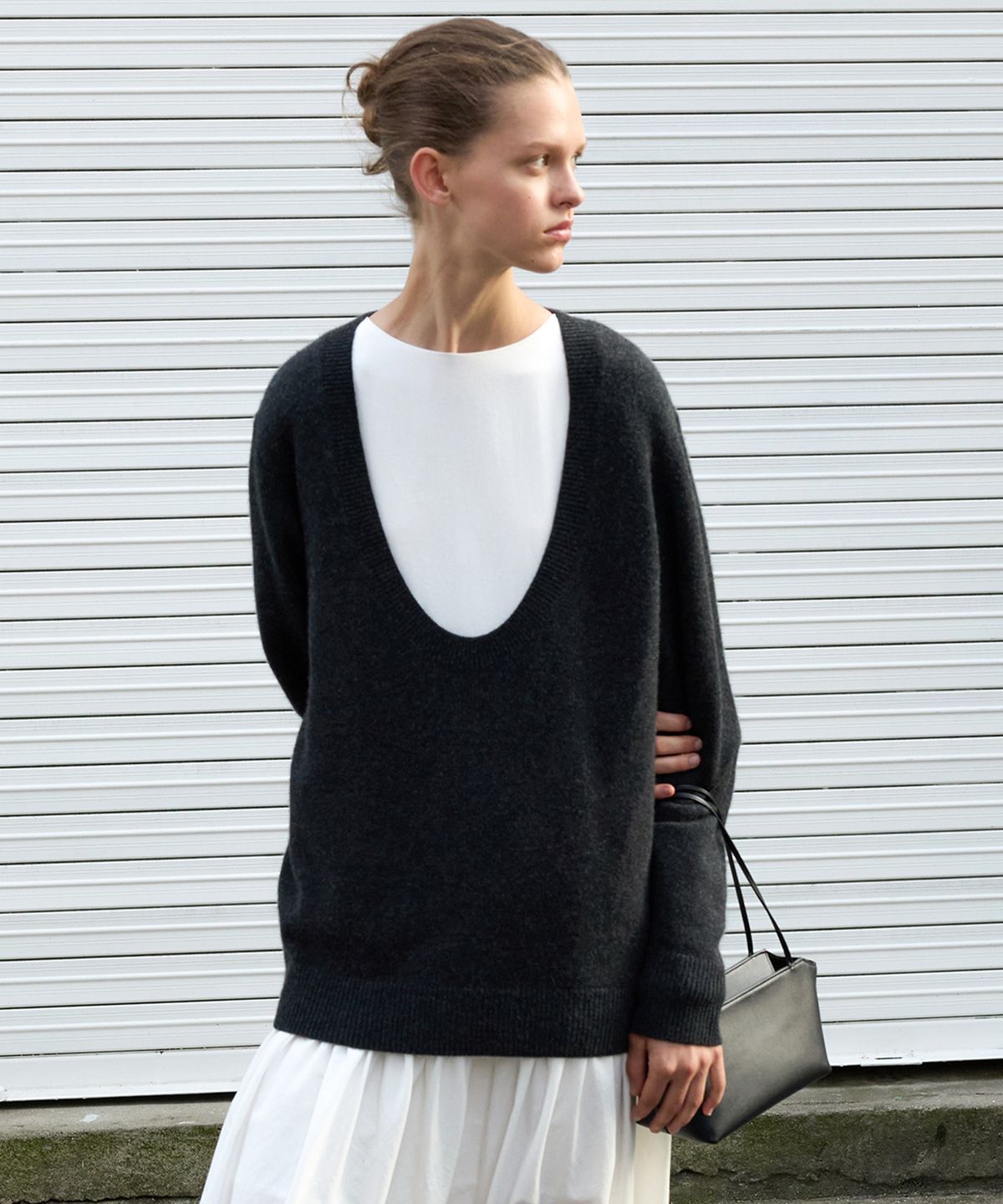 르바(LEVAR) Low U-Neck Wool Knit - Charcoal