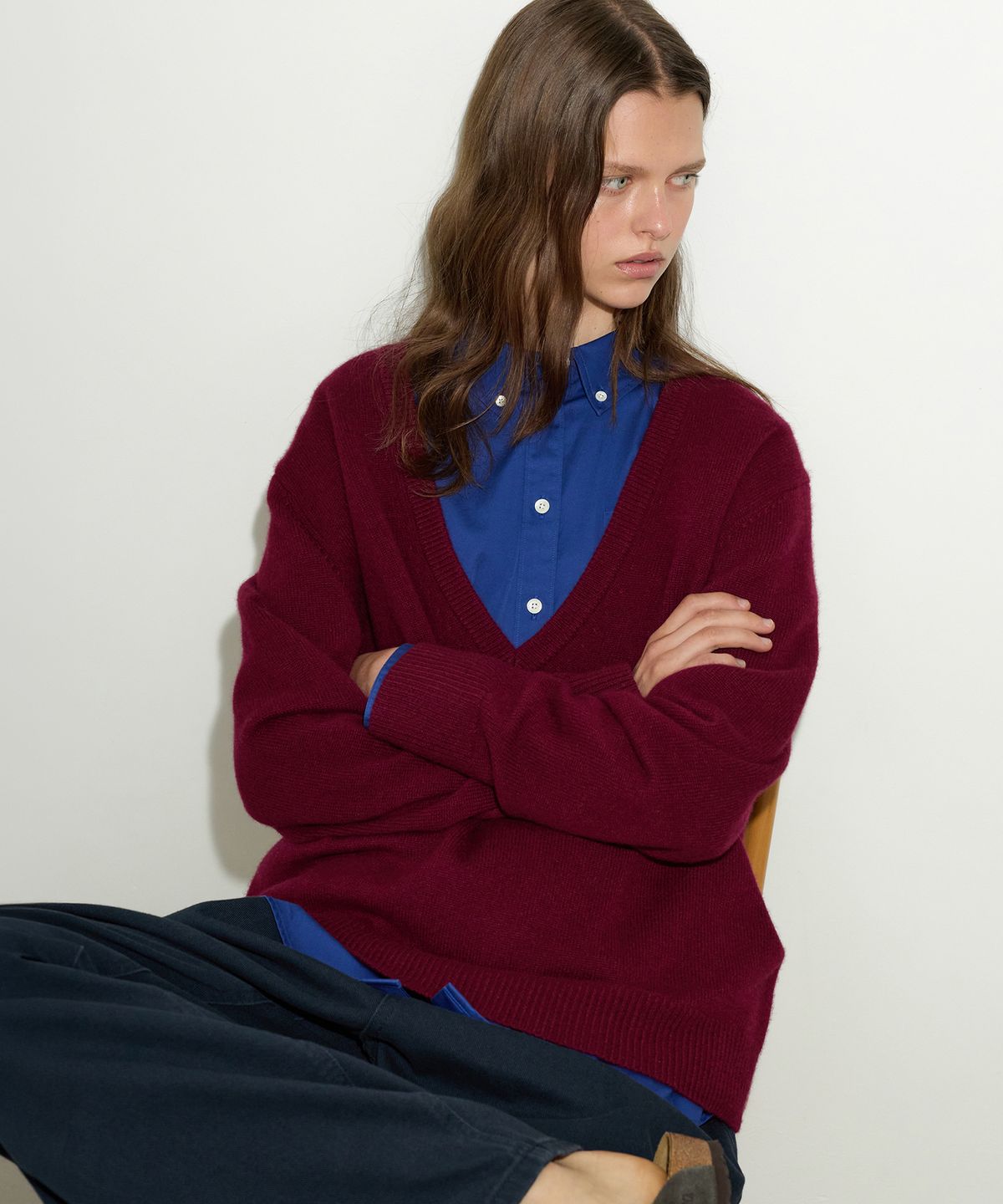 르바(LEVAR) Low V-Neck Wool Knit - Berry Plum