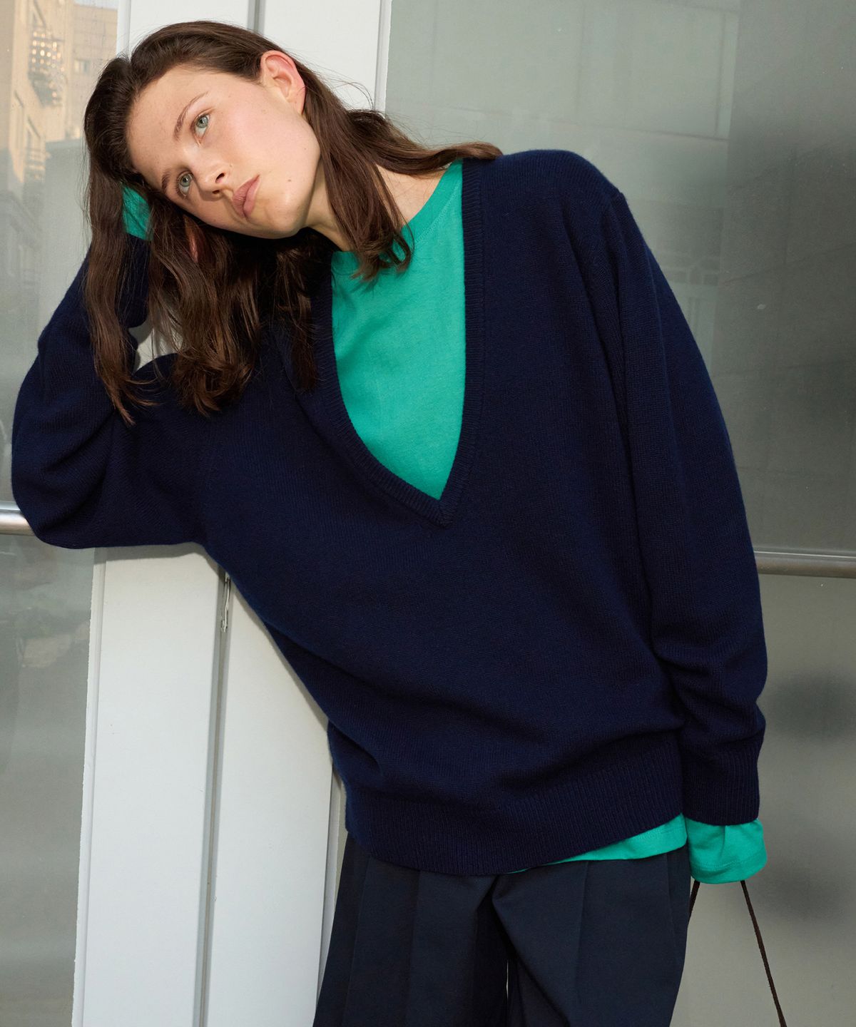 르바(LEVAR) Low V-Neck Wool Knit - Blue Navy