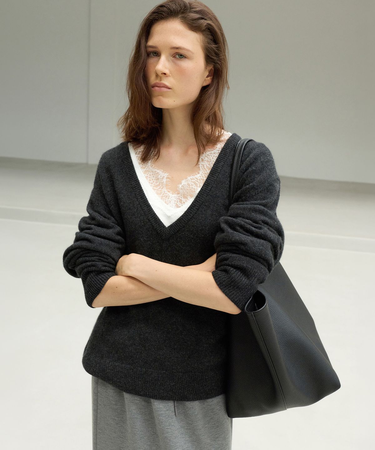 르바(LEVAR) Low V-Neck Wool Knit - Charcoal