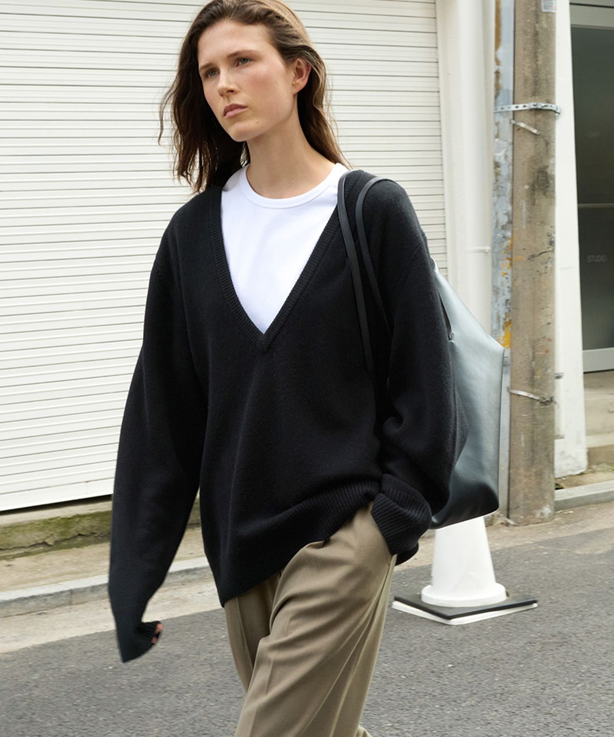 르바(LEVAR) Low V-Neck Wool Knit - Black