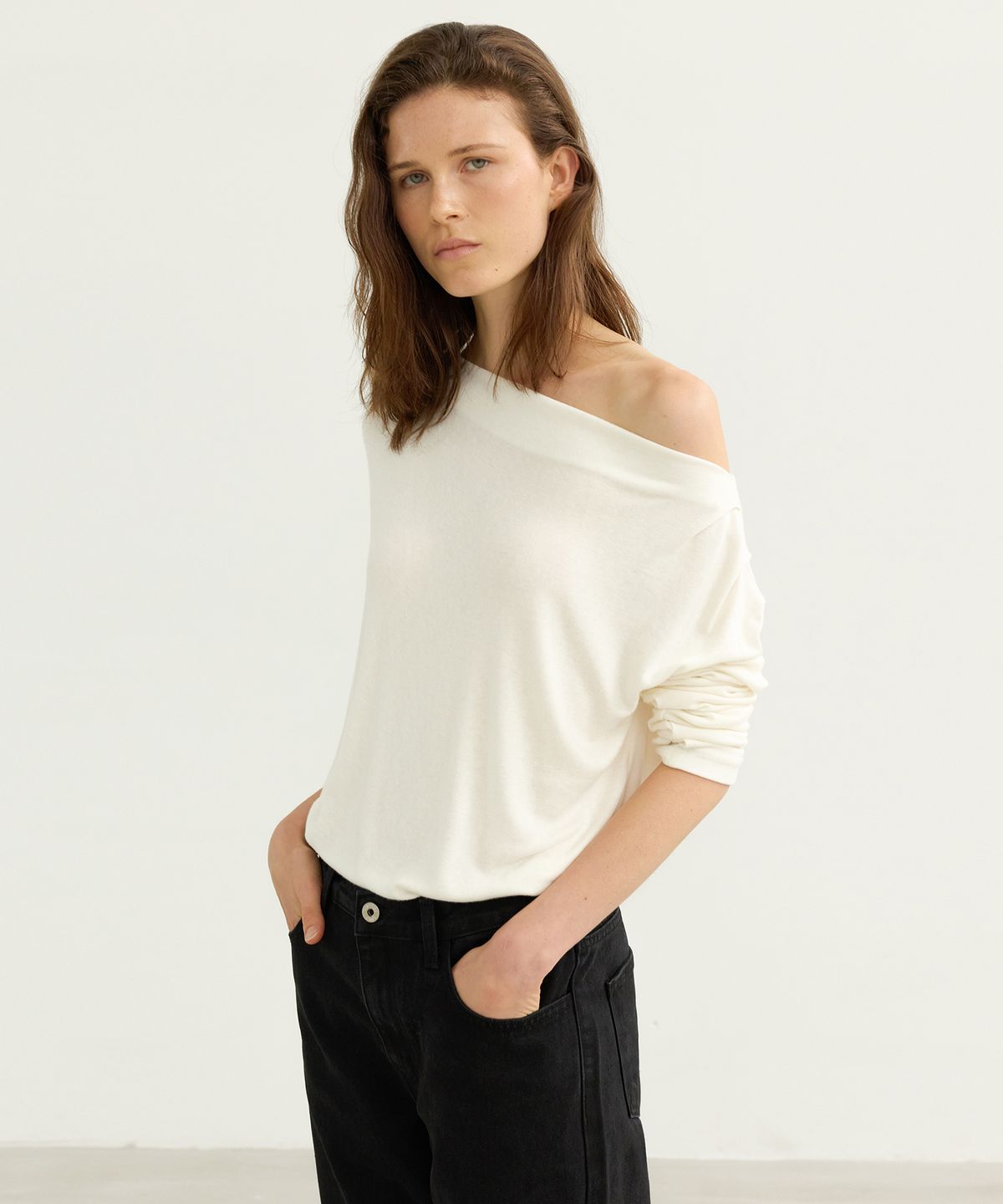 르바(LEVAR) Off-Shoulder T-Shirt - Vanilla Ivory