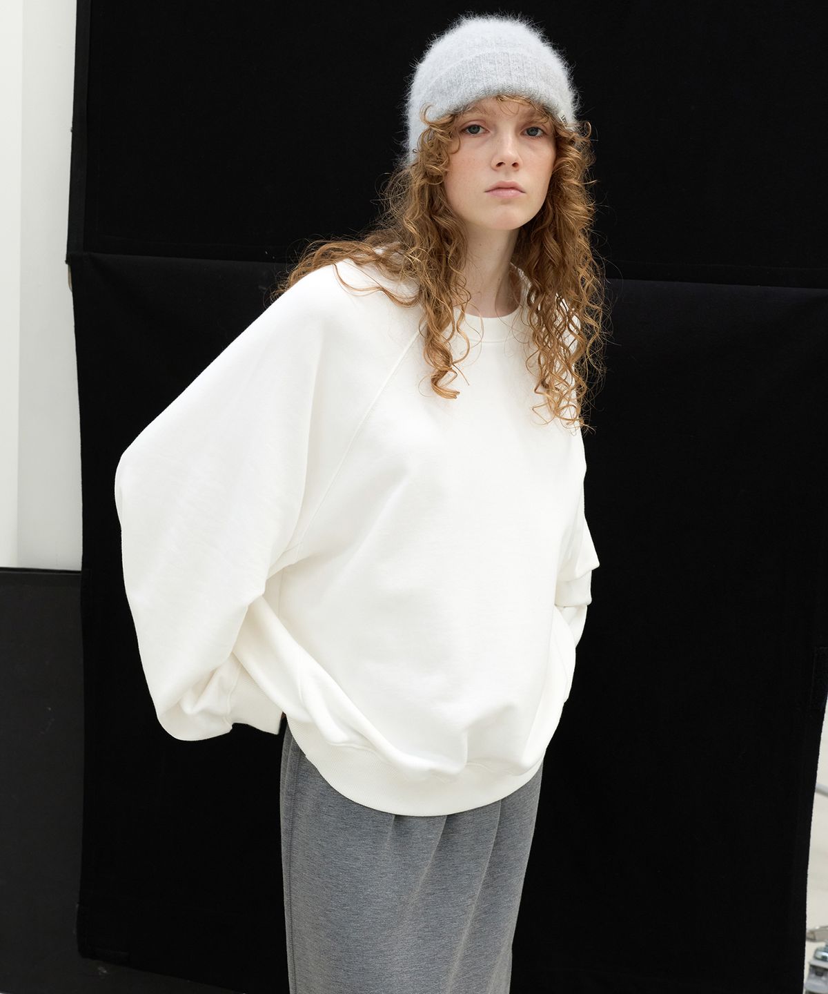 르바(LEVAR) Curve Sleeve Sweatshirt - Off White