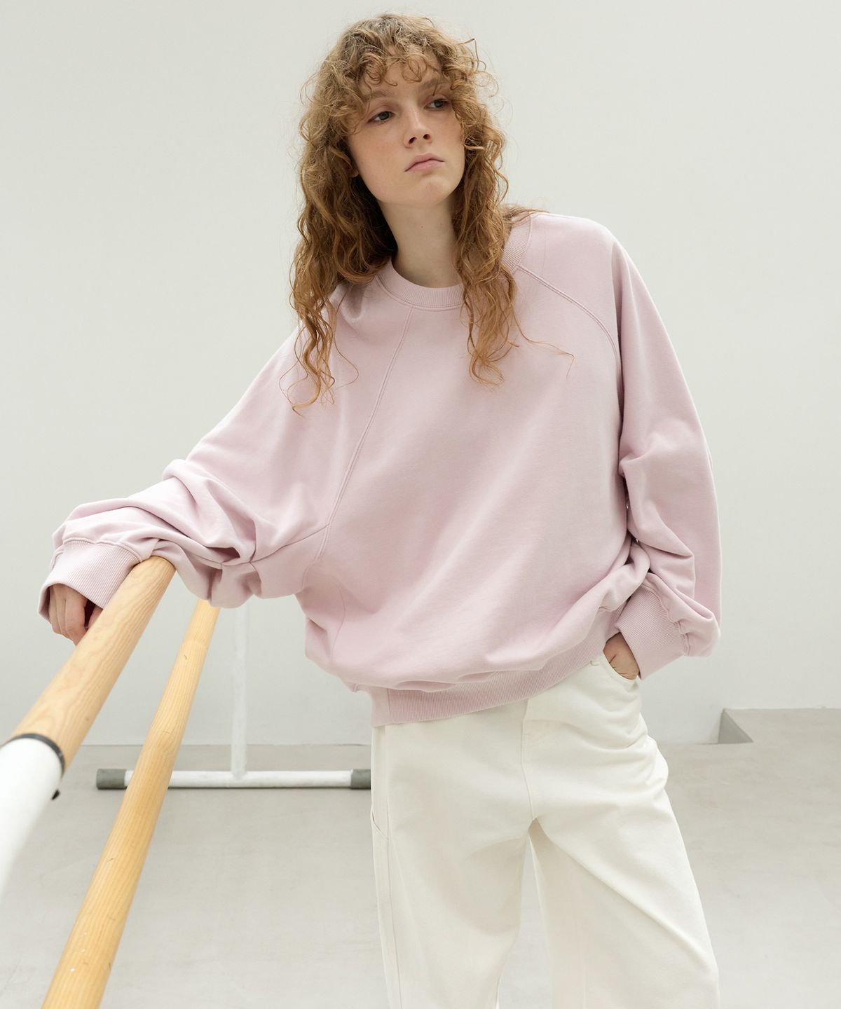 르바(LEVAR) Curve Sleeve Sweatshirt - Blush Pink