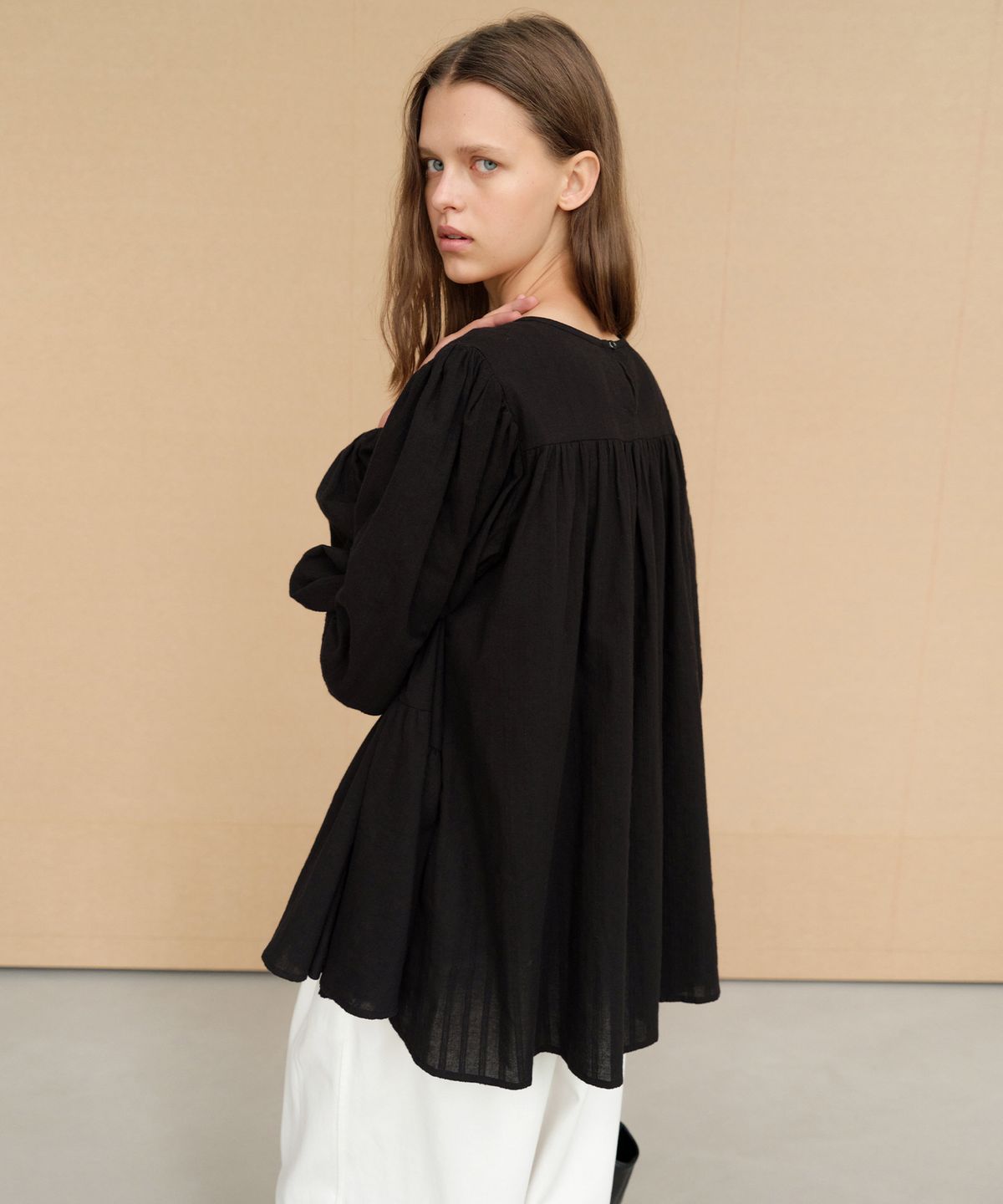 르바(LEVAR) Tiered Flare Blouse - Black