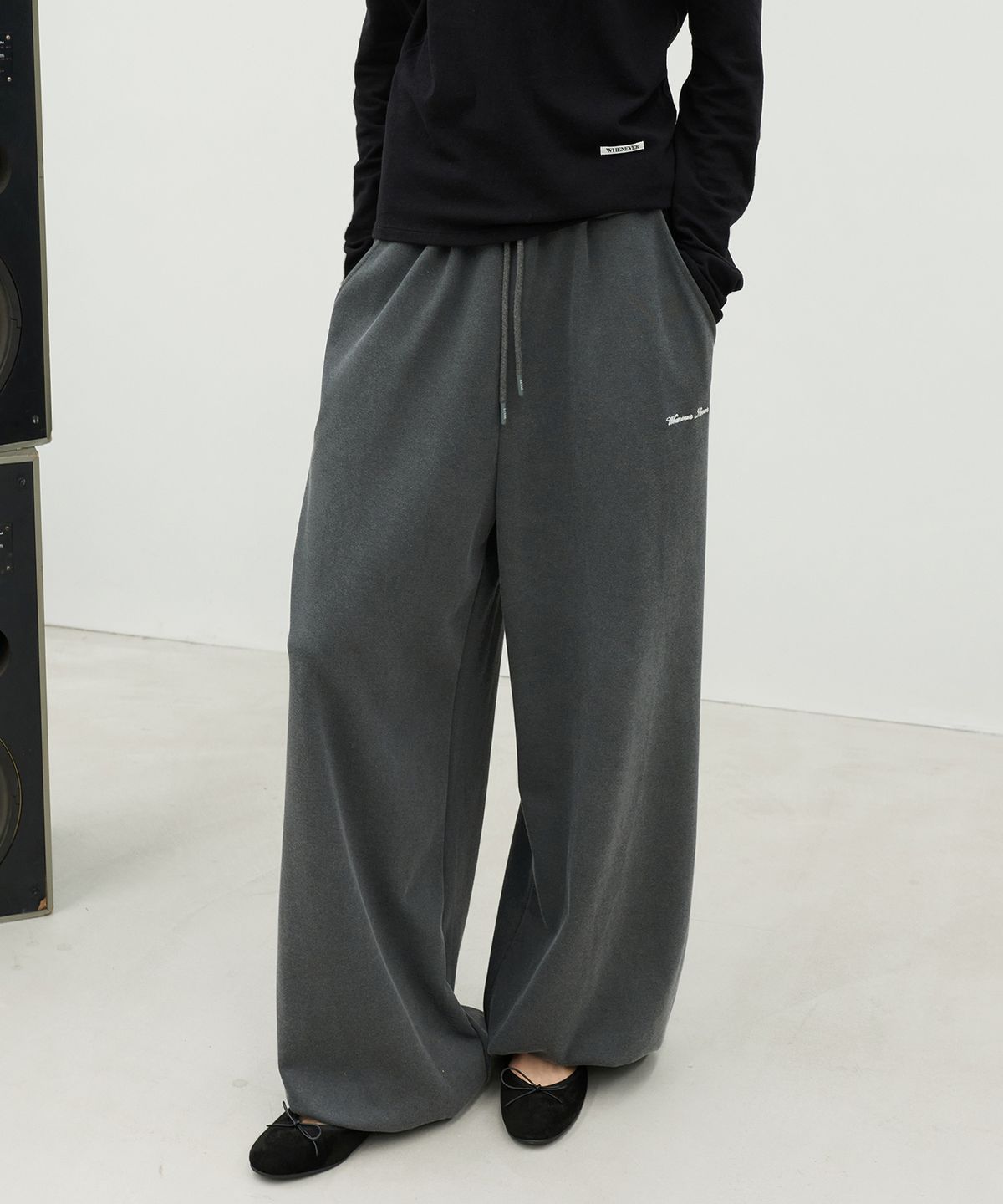 르바(LEVAR) Curved Volume Sweatpants - Charcoal