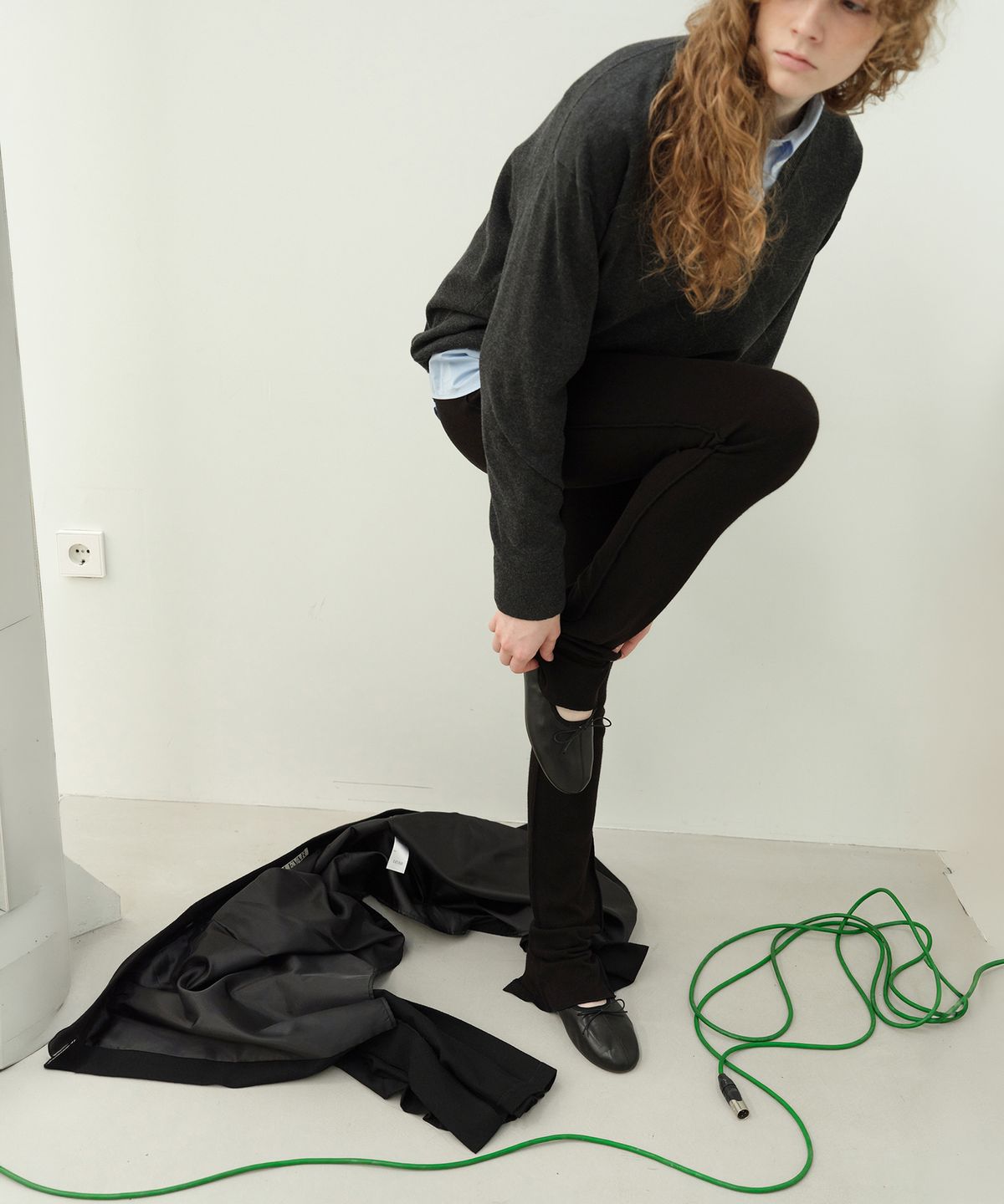 르바(LEVAR) Slit Warmer Leggings - Black
