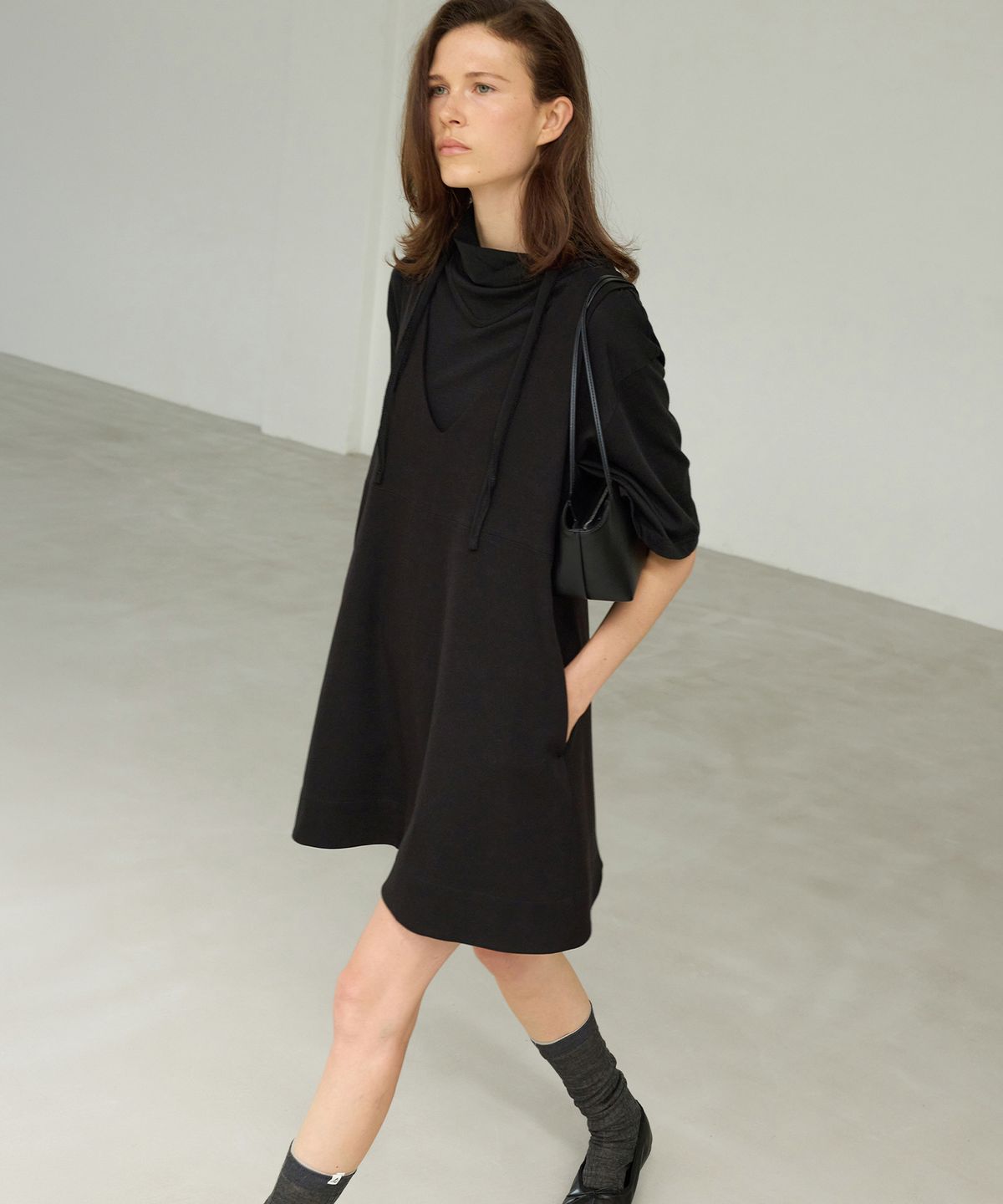 르바(LEVAR) Stitch V-Neck Mini Dress - Black