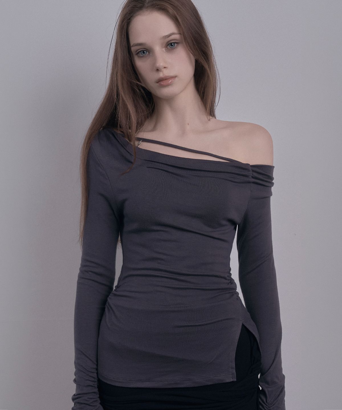 데미오(DAMIO) Draped Strap Long Sleeve Top (Charcoal)