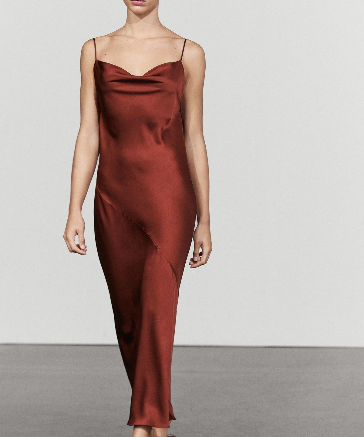 마시모두띠(MASSIMO DUTTI) 새틴 마감 플루이드 미디 원피스
