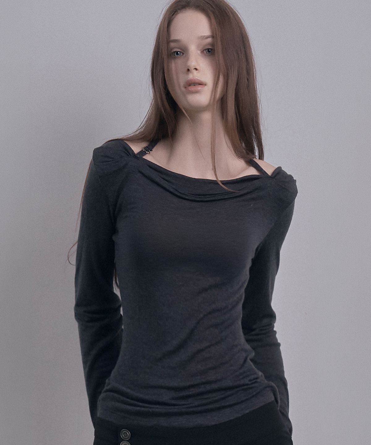 데미오(DAMIO) Draped Buckle Halter Top (Charcoal)