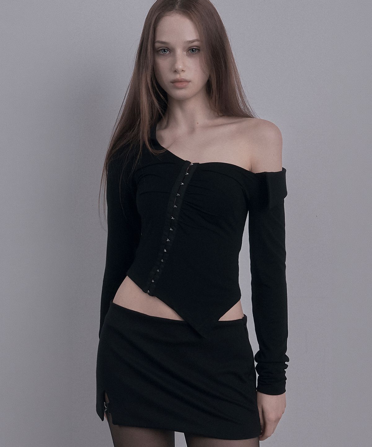 데미오(DAMIO) One Shoulder Shirring Collar Top (Black)